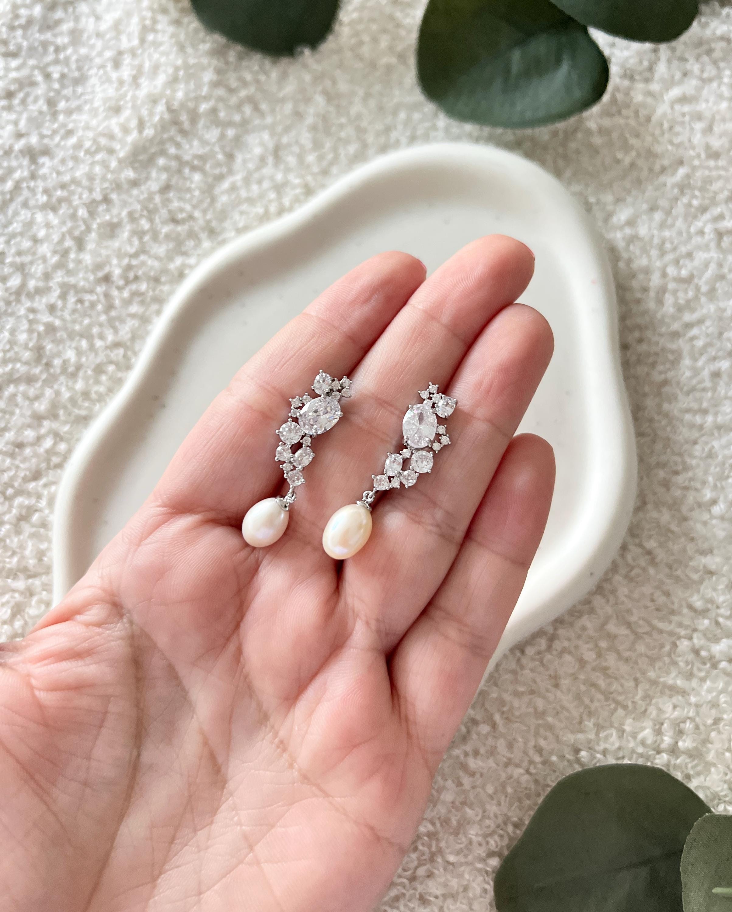 Perlenohrringe, Cubic Zirconia, ovale Perlen, Ohrringe Hochzeit, moderne Hängeohrringe, Standesamt, Schmuck Braut, Brautschmuck Hochzeit, elegante Ohrstecker, Perlenschmuck
