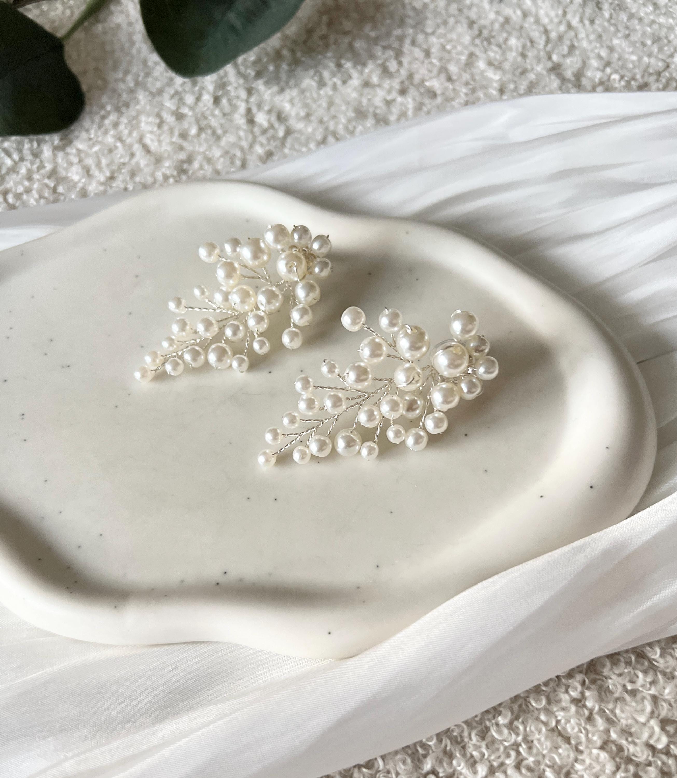 Elegante Perlenohrringe, weiße feine Perlen und silberner Juwelierdraht, Haengende Ohrringe mit Ohrstecker, moderner Brautschmuck, schicke Brautohrringe, Schmuck Hochzeit, Weddinginspiration