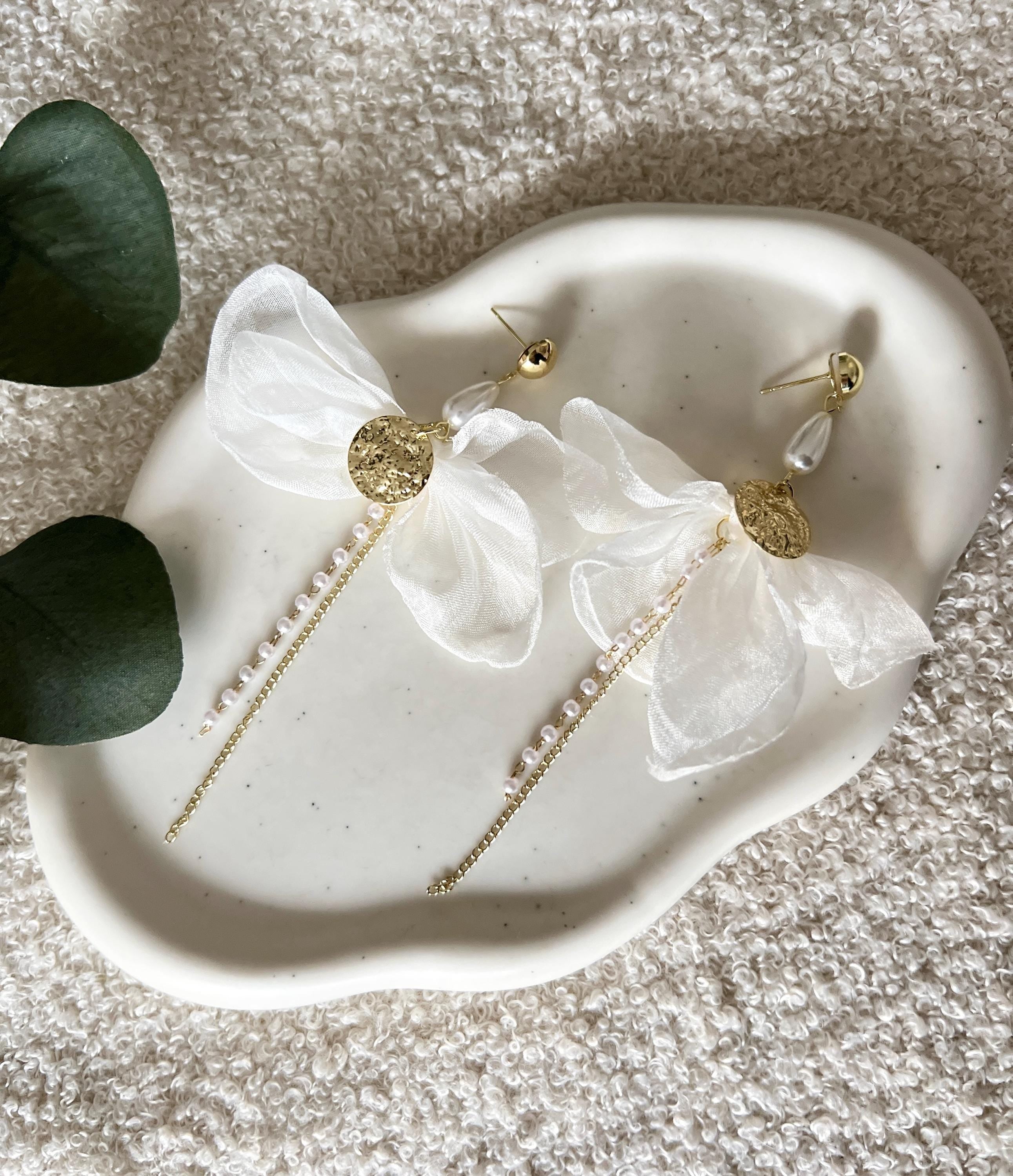 moderne Ohrringe Braut, Brautschmuck, weiß und Gold, elegante lange Hängeohrringe, weiße Perlen, Schmuck Standesamt Hochzeit, große Brautohrringe, extravagant, feiner Hochzeitsschmuck, Perlenschmuck