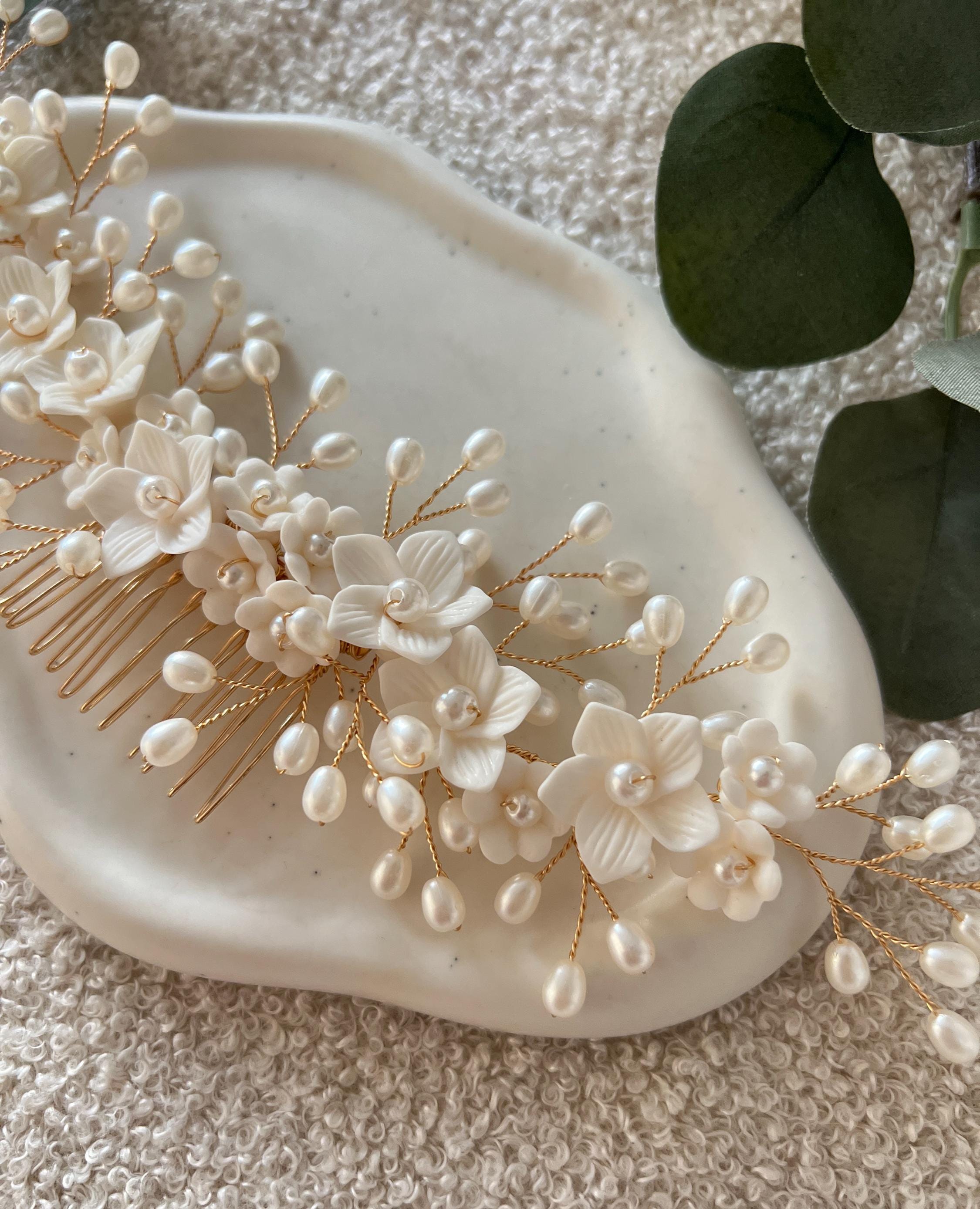 Haarschmuck, Keramik, weiße Blumen, Gold, Perlen, Perlenschmuck, Haarkamm Braut, Brautschmuck, Brauthaarschmuck, Schmuck Hochzeit