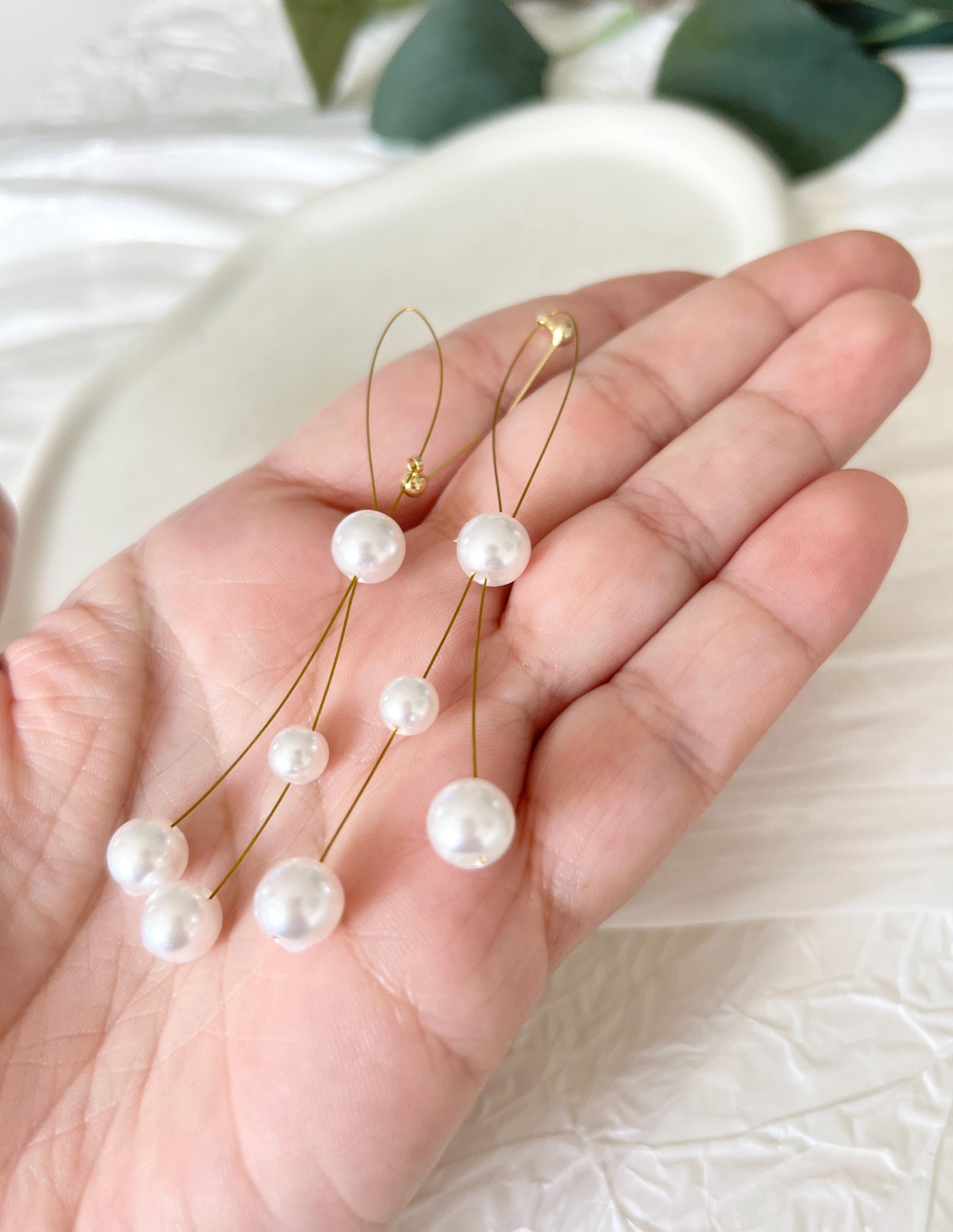 Brautohrringe, Gold, weiße Perlen, Ohrringe, Hängeohrringe, feiner Brautschmuck, moderner Schmuck Standesamt, Perlenschmuck, Perlenohrringe, zarte Hängeohrringe, Schmuckblüte