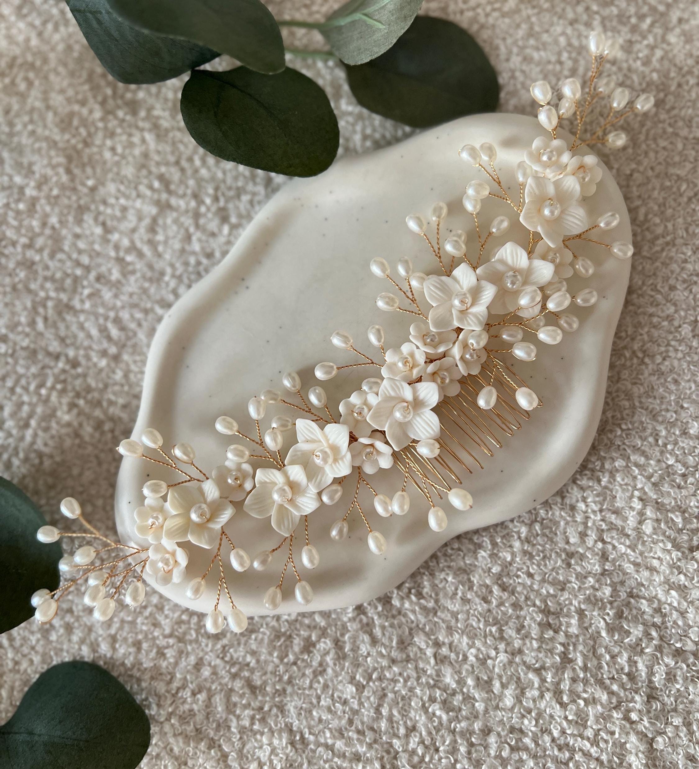 Haarschmuck, Keramik, weiße Blumen, Gold, Perlen, Perlenschmuck, Haarkamm Braut, Brautschmuck, Brauthaarschmuck, Schmuck Hochzeit, Brautfrisur