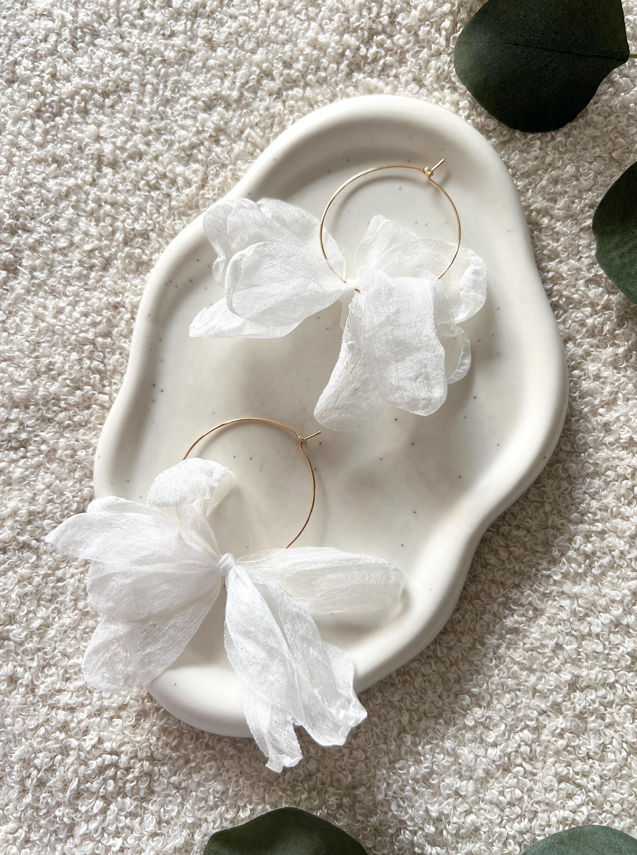 Brautohrringe, Blätter aus Stoff, Brautschmuck, weiß, moderne Ohrringe Standesamt, Brautschmuck, Blüten, große Hängeohrringe, Schmuck Hochzeit, Braut