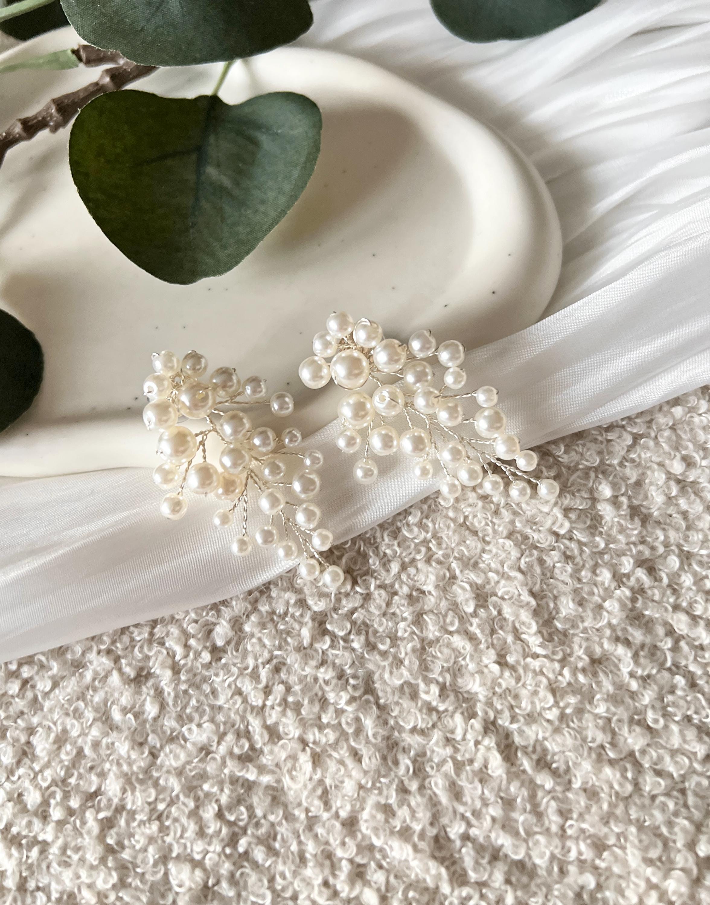 Elegante Perlenohrringe, weiße feine Perlen und silberner Juwelierdraht, Haengende Ohrringe mit Ohrstecker, moderner Brautschmuck, schicke Brautohrringe, Schmuck Hochzeit, Weddinginspiration