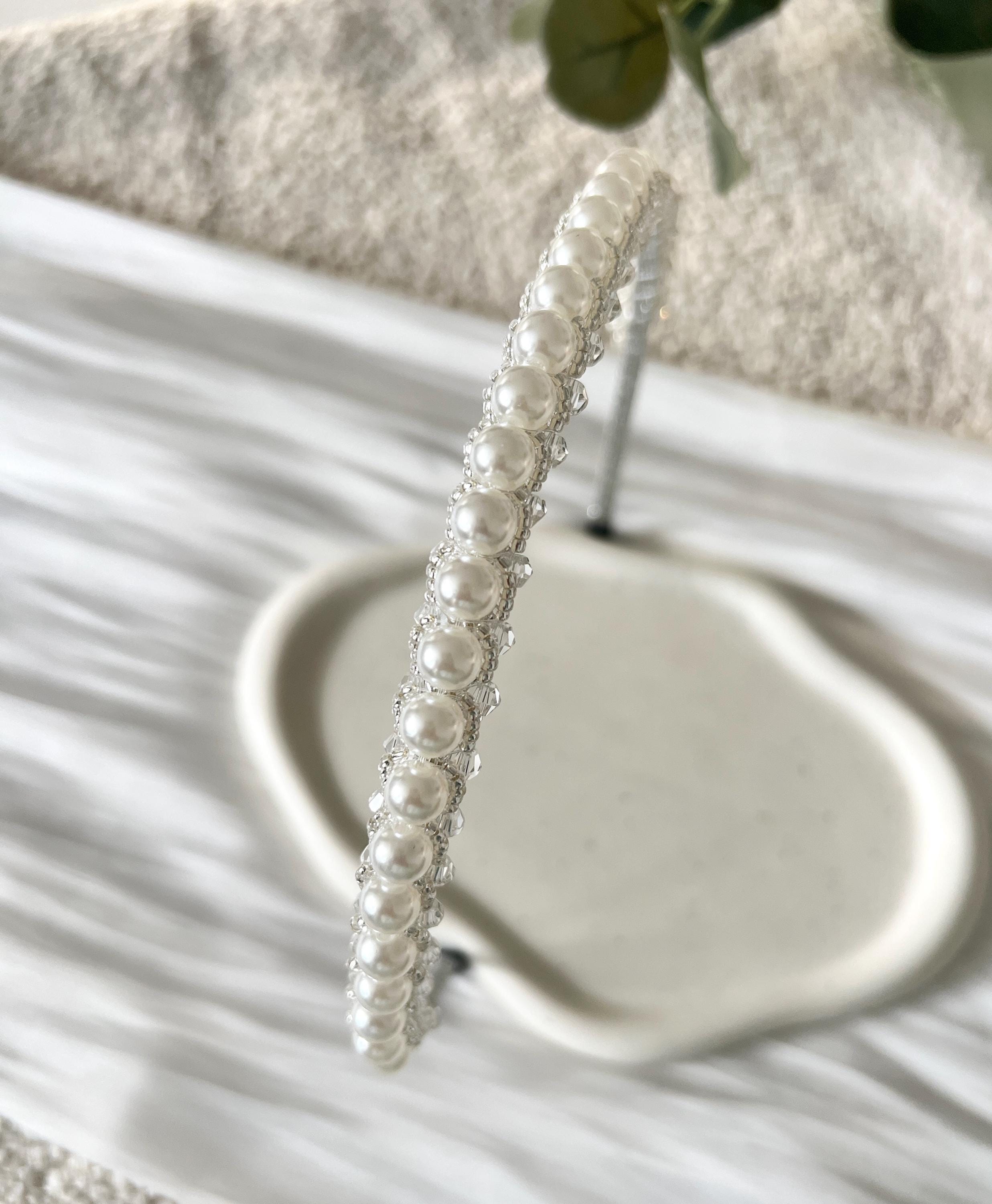 Braut Haarschmuck, Haarreif, Silber und Weiß, weiße Perlen, silber glänzende Perlen, Perlenhaarreif, Perlenschmuck, Hochzeit, Brautschmuck