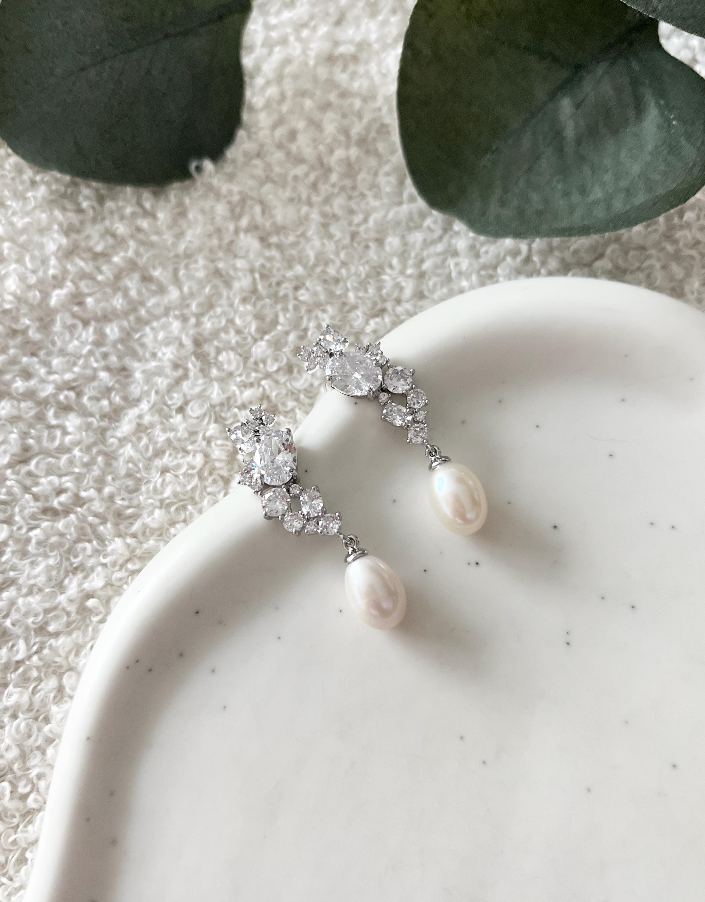 Perlenohrringe, Cubic Zirconia, ovale Perlen, Ohrringe Hochzeit, moderne Hängeohrringe, Standesamt, Schmuck Braut, Brautschmuck Hochzeit, elegante Ohrstecker, Perlenschmuck