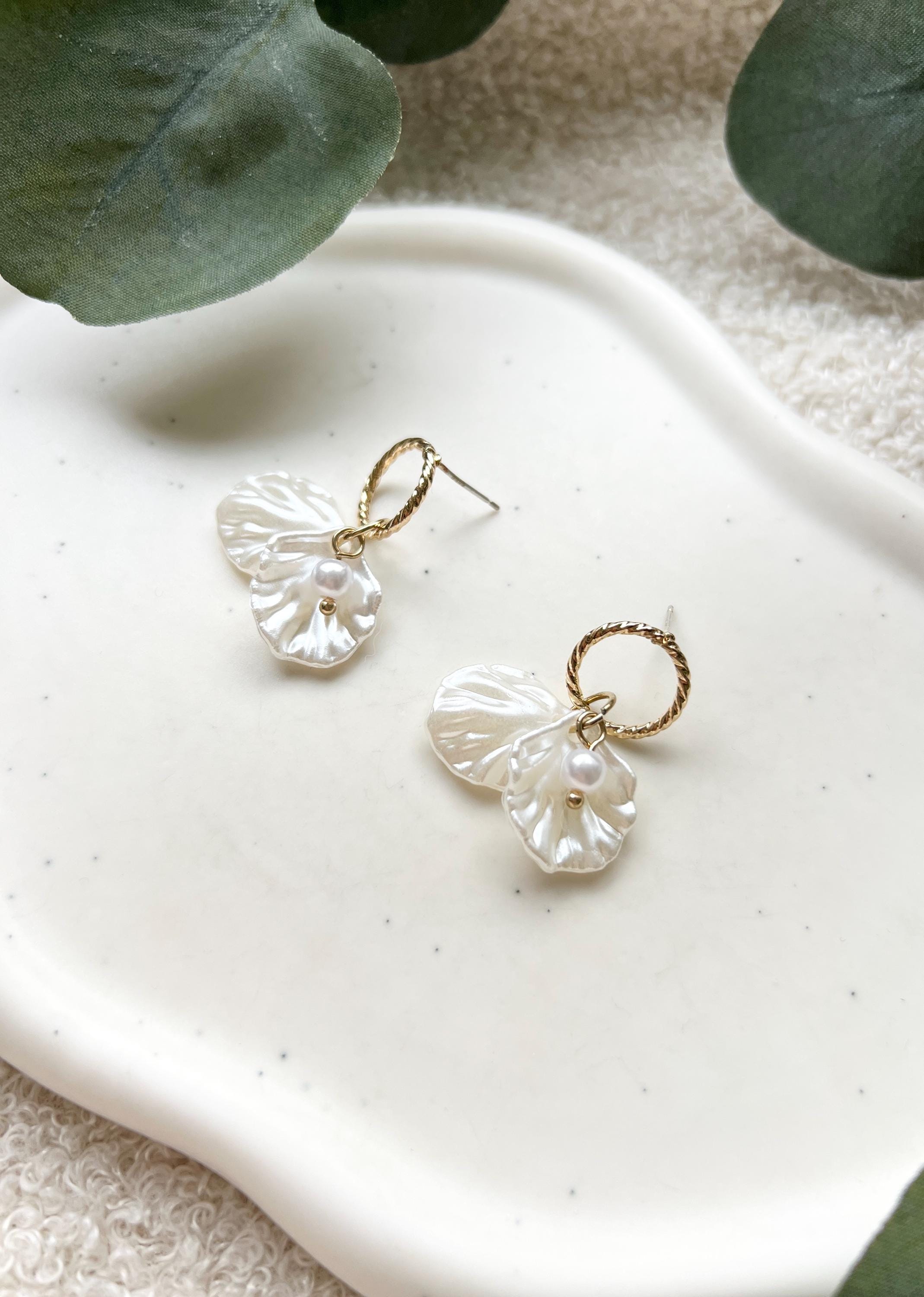 Ohrringe Braut, Hängeohrringe Blätter, Perlmuttoptik, Ohrstecker weiße Perle, Brautjungfer Schmuck Hochzeit, Trauzeugin Ohrschmuck, moderne Brautohrringe Standesamt