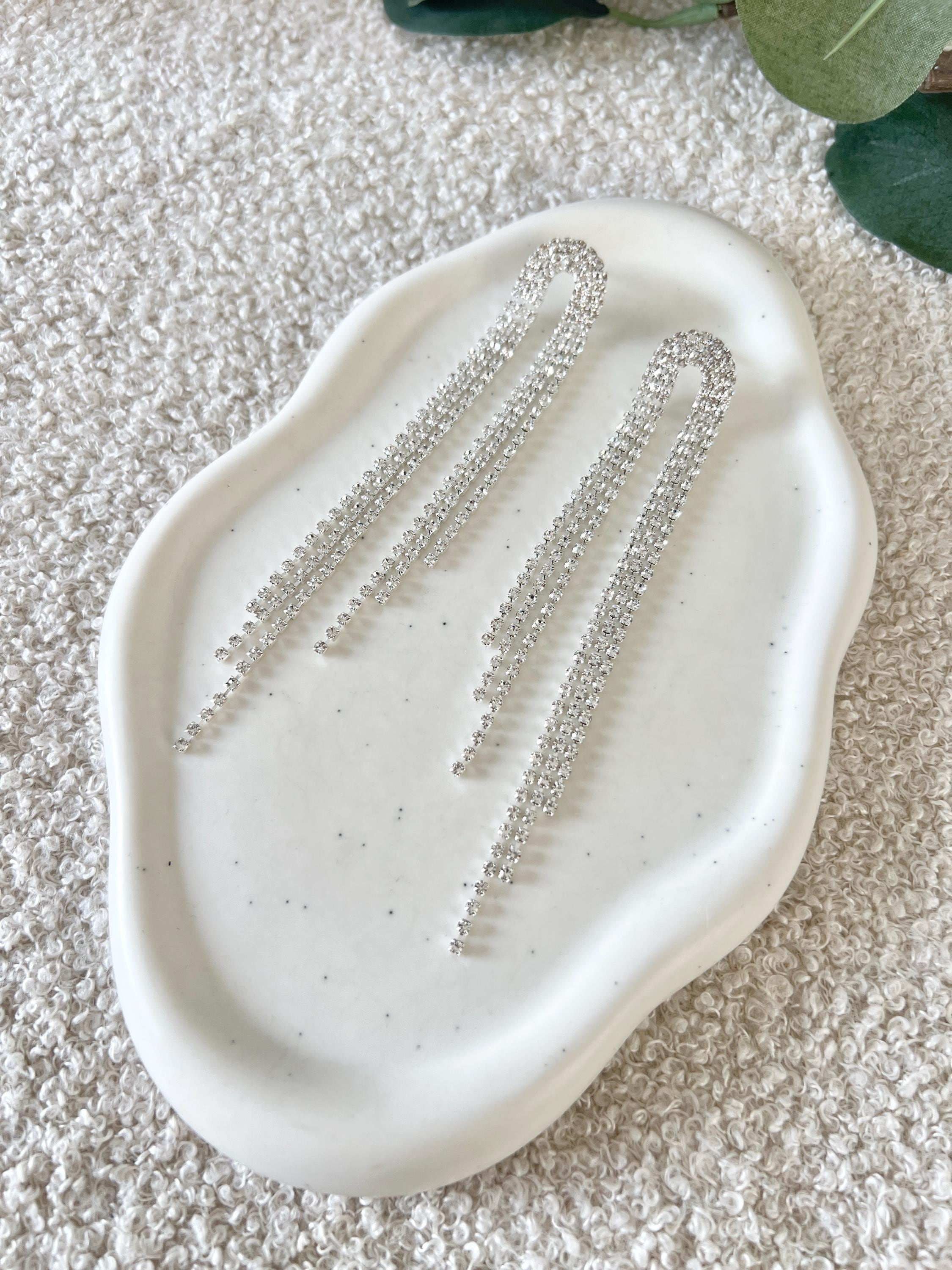 Lange Strassohrringe, Silber, Ohrringe mit Strass, funkelnde Brautohrringe, feiner Brautschmuck, Schmuck Hochzeit, moderner Ohrschmuck, Glaenzende Haengeohrringe, Brautjungfer, Trauzeugin, Schmuckbluete