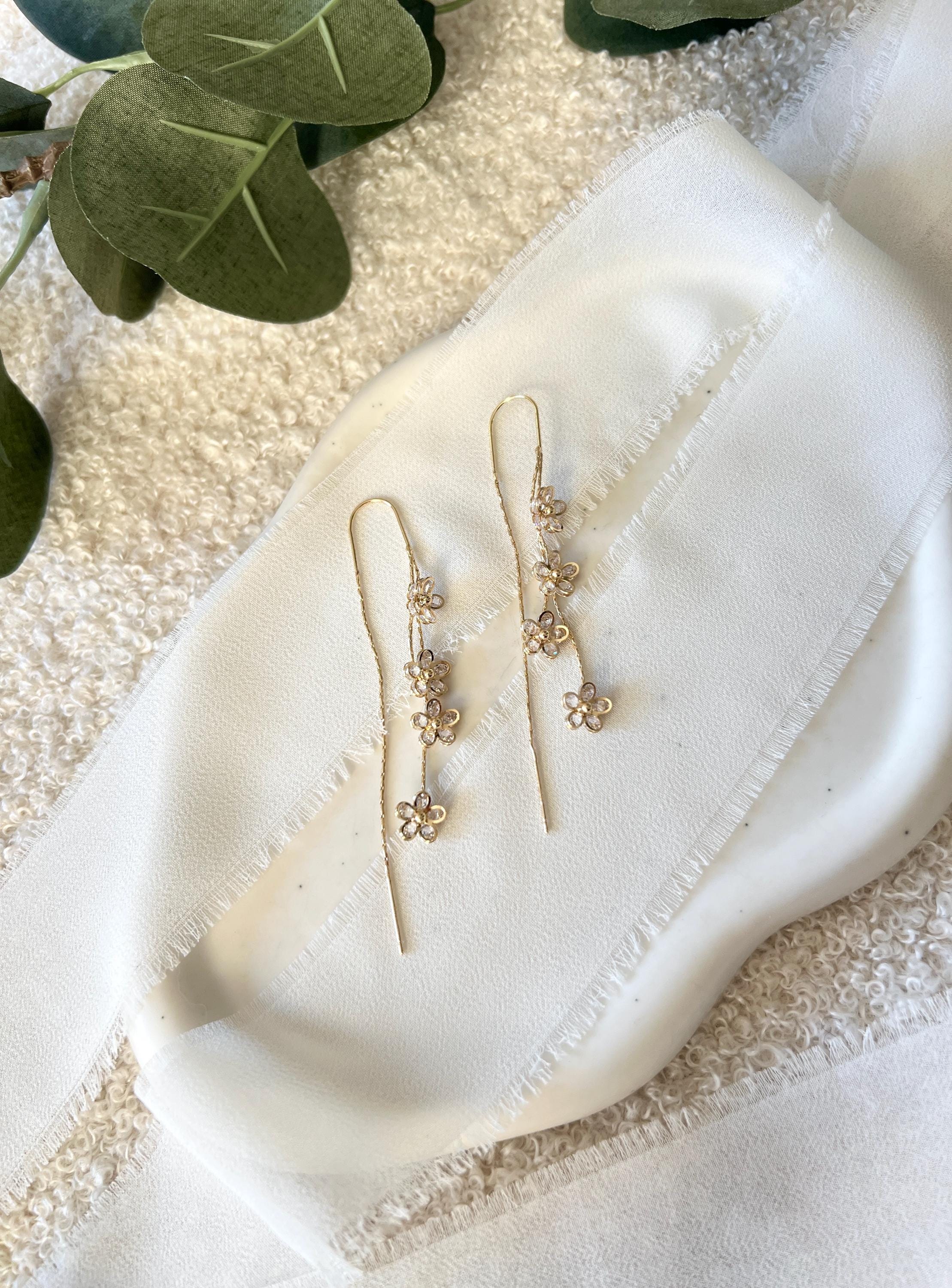 Blüten Ohrringe, Gold, Brautschmuck, lange Hängeohrringe, feiner Schmuck Hochzeit, moderne Standesamt Brautohrringe, funkelnder Ohrschmuck