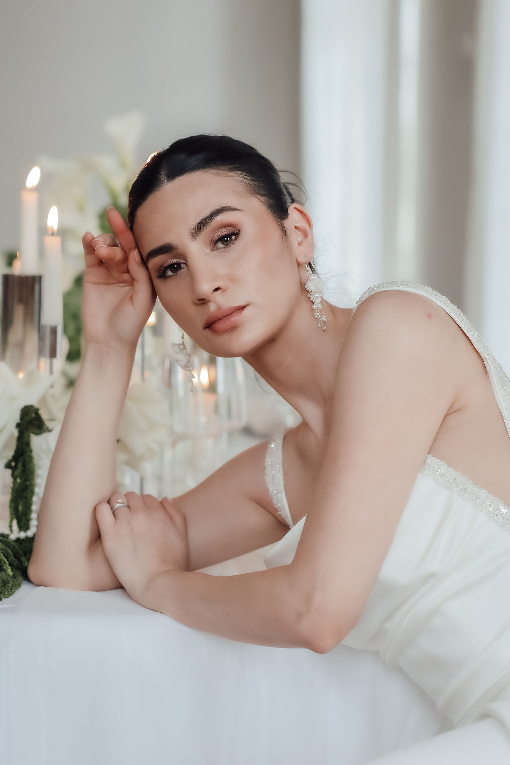 Feine Brautohrringe, Farbvarianten Silber oder Gold, mit feinen weißen Blüten aus Keramik, Blumen, Schmuck Braut, edler Brautschmuck, Brautjungfer, moderner Look für die Hochzeit, Perlenschmuck, Perlenohrringe