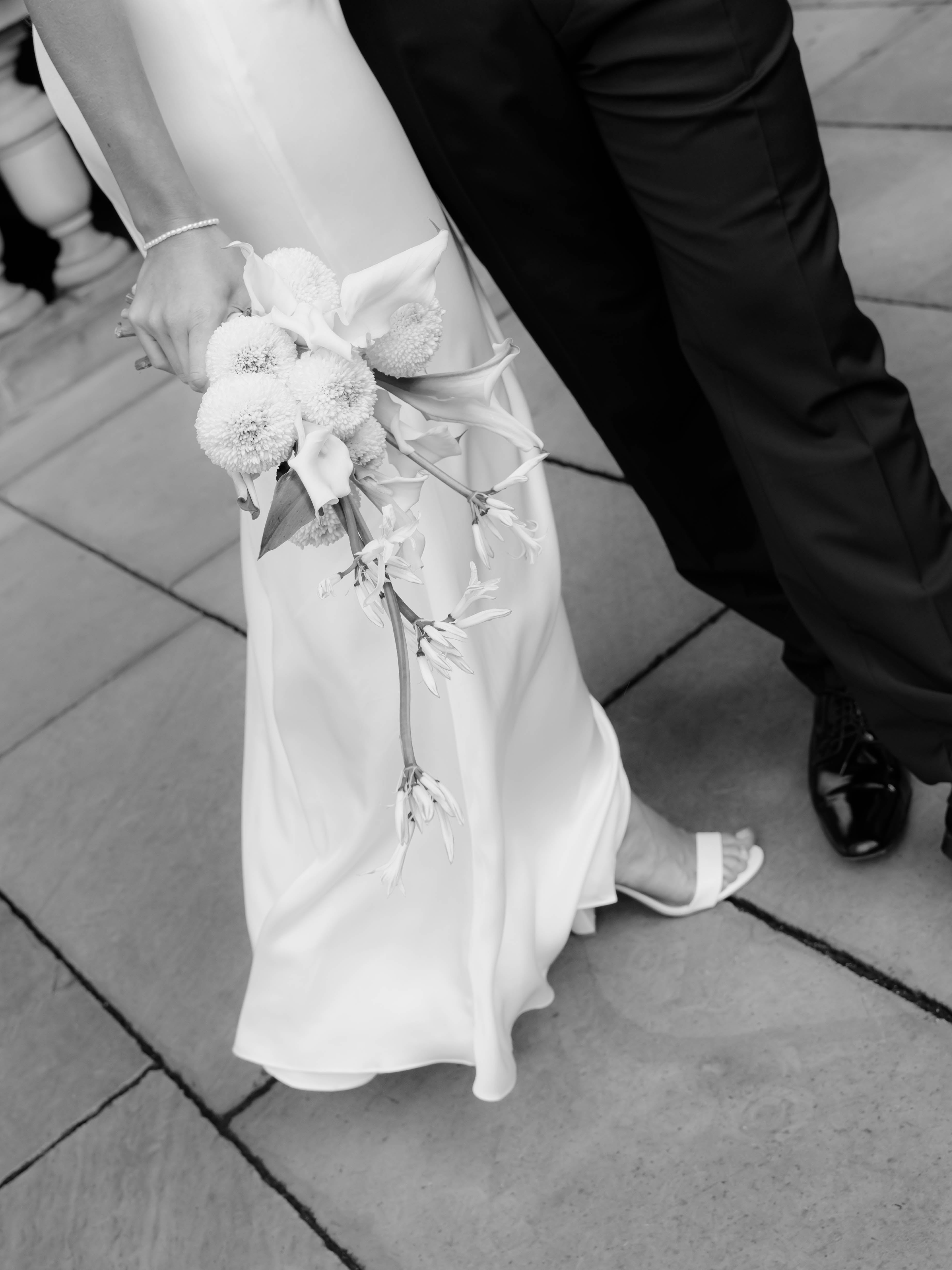 Perlenarmband mit weißen Perlen und goldenen Verschluss-Details, Perlenschmuck, elegantes Armband für die Braut, moderner Brautschmuck, Edelstahl, verstellbar, Geschenk fuer Sie, Weihnachtsgeschenk, Brautjungfer, Schmuckblüte