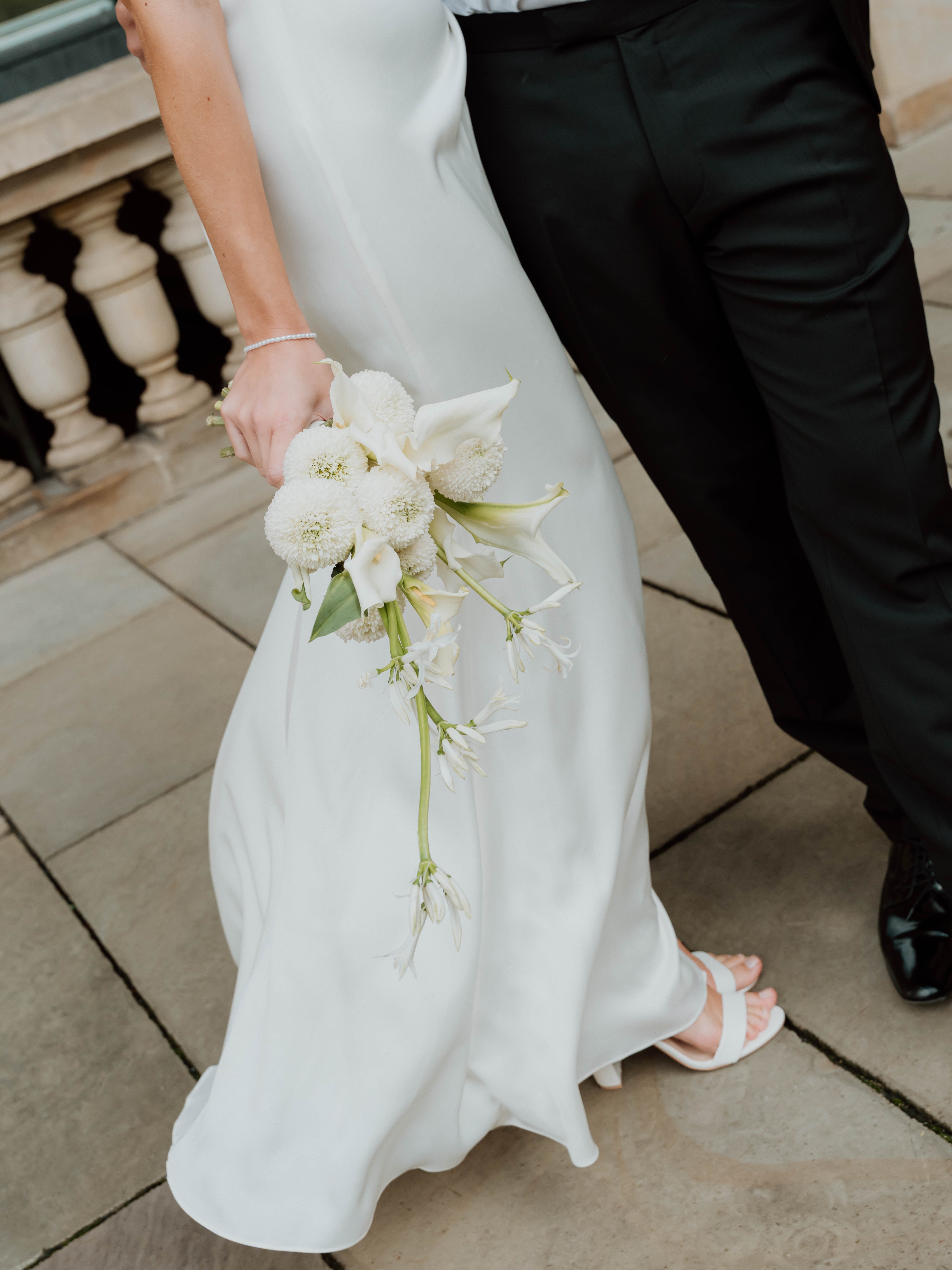 Perlenarmband mit weißen Perlen und goldenen Verschluss-Details, Perlenschmuck, elegantes Armband für die Braut, moderner Brautschmuck, Edelstahl, verstellbar, Geschenk fuer Sie, Weihnachtsgeschenk, Brautjungfer, Schmuckblüte