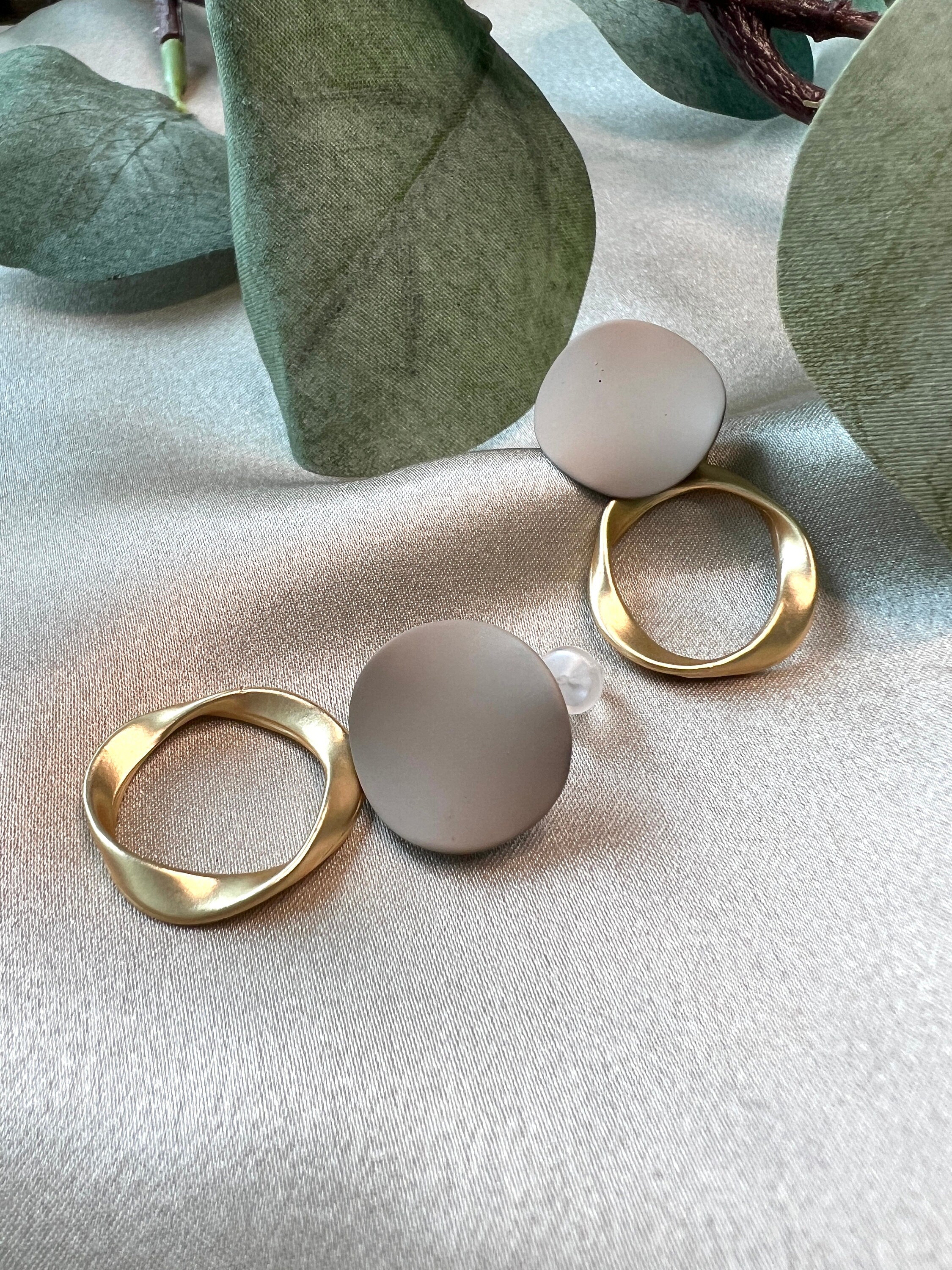 moderne Ohrringe, schlicht und minimalistisch, rund, gold und beige, elegant, leicht, matt, Tropfen Ohrringe-Ohrringe-Schmuckblüte