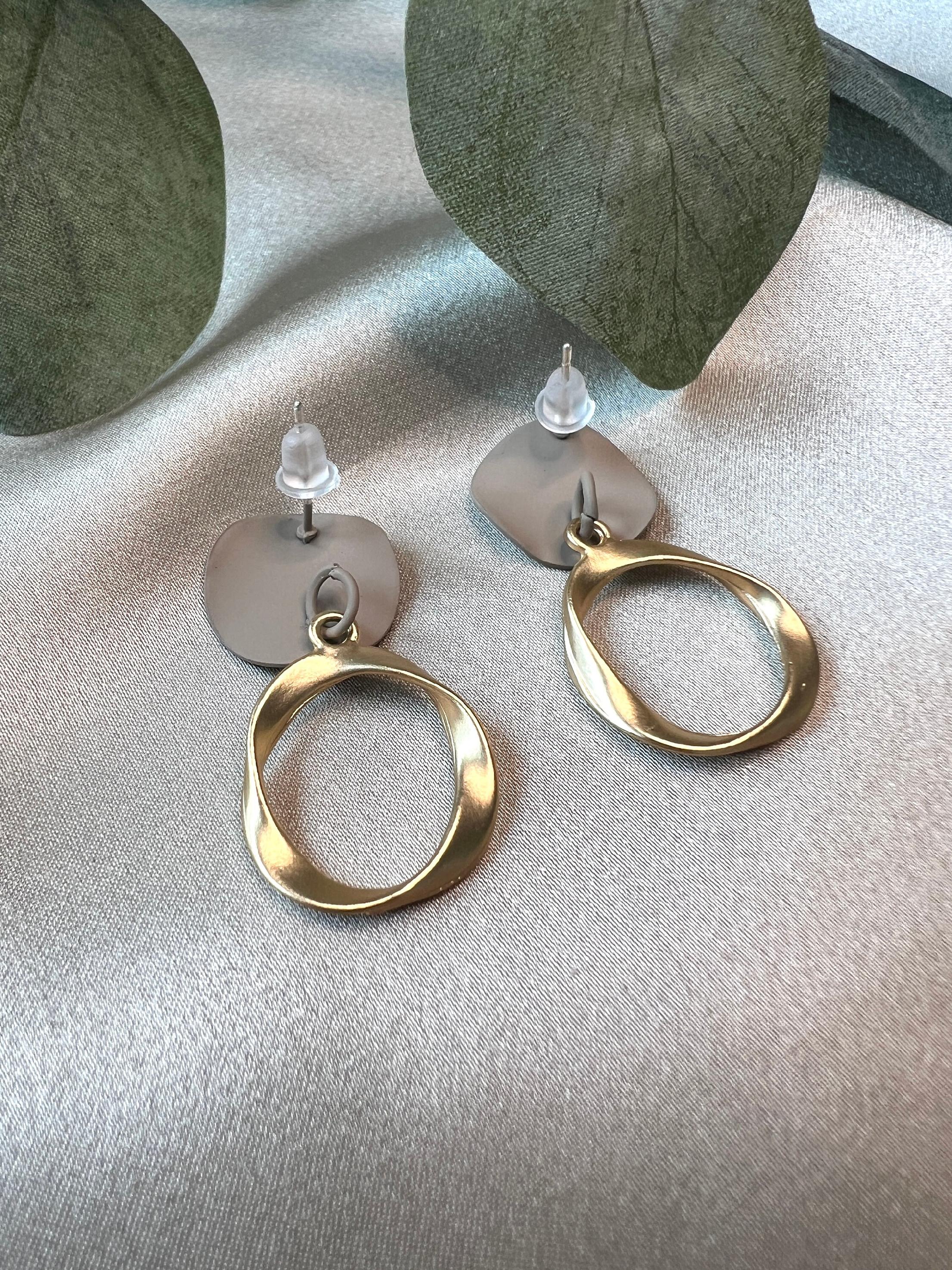 moderne Ohrringe, schlicht und minimalistisch, rund, gold und beige, elegant, leicht, matt, Tropfen Ohrringe-Ohrringe-Schmuckblüte