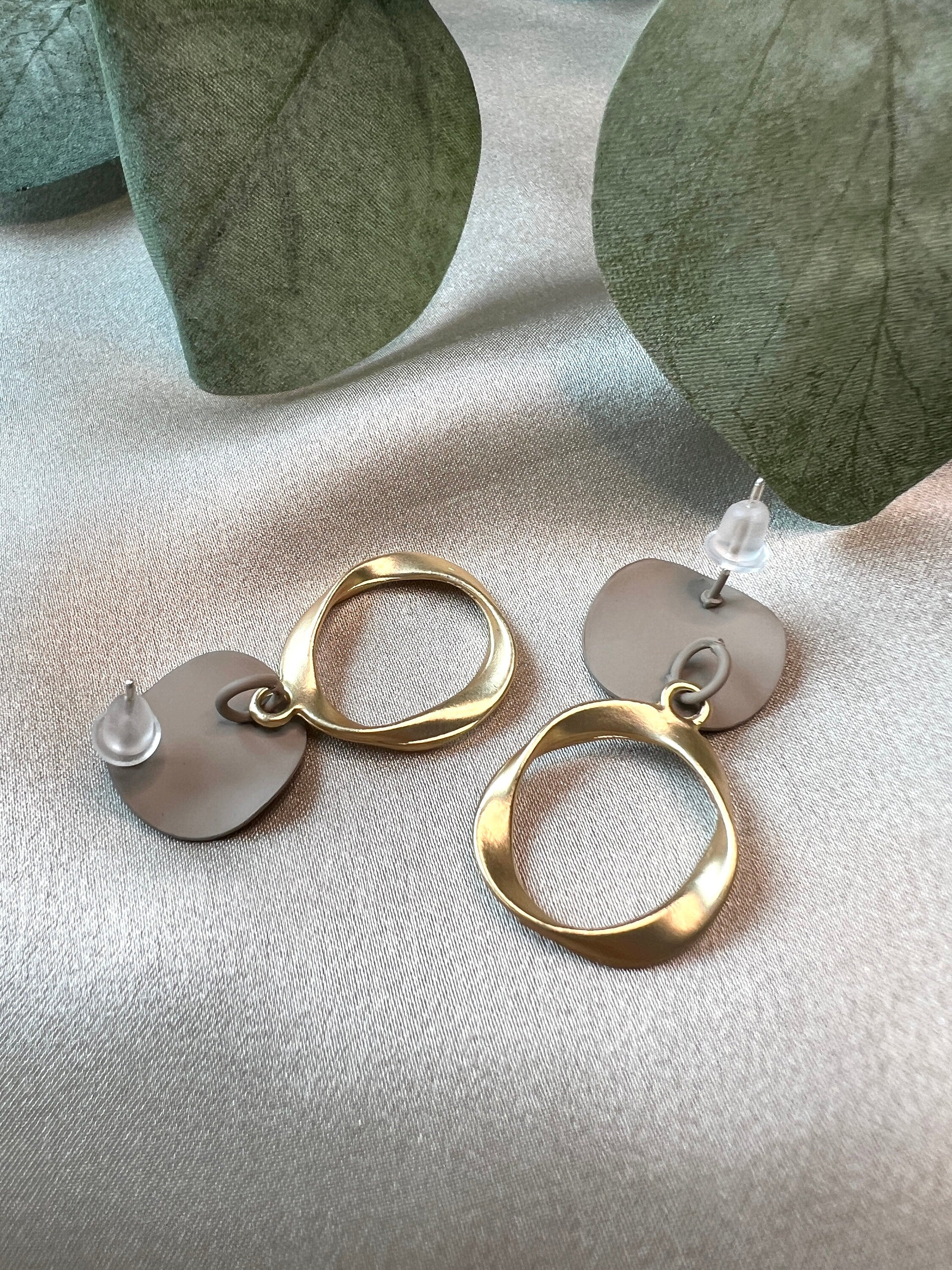 moderne Ohrringe, schlicht und minimalistisch, rund, gold und beige, elegant, leicht, matt, Tropfen Ohrringe-Ohrringe-Schmuckblüte