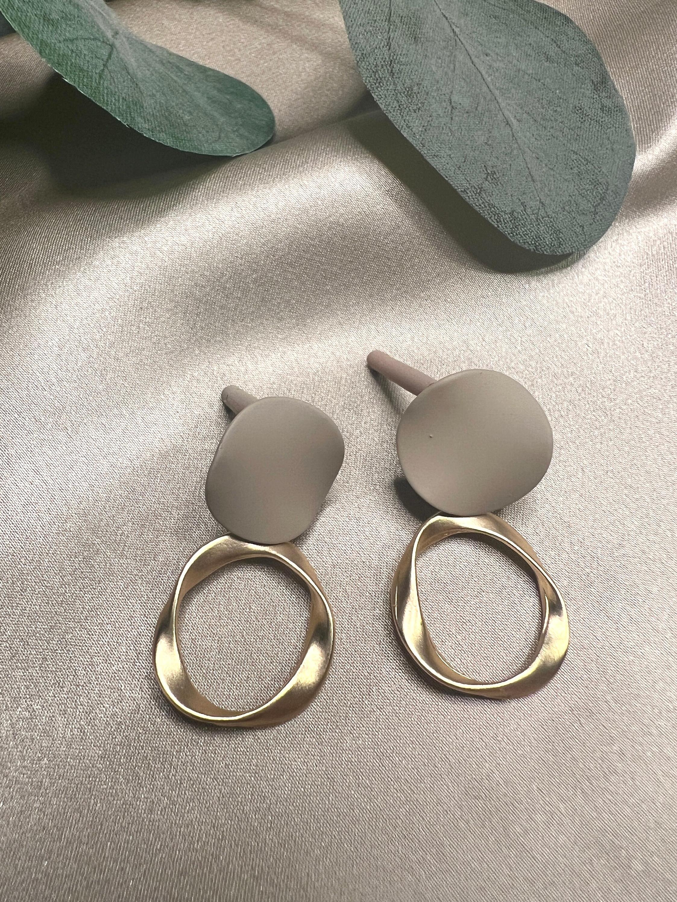 moderne Ohrringe, schlicht und minimalistisch, rund, gold und beige, elegant, leicht, matt, Tropfen Ohrringe-Ohrringe-Schmuckblüte