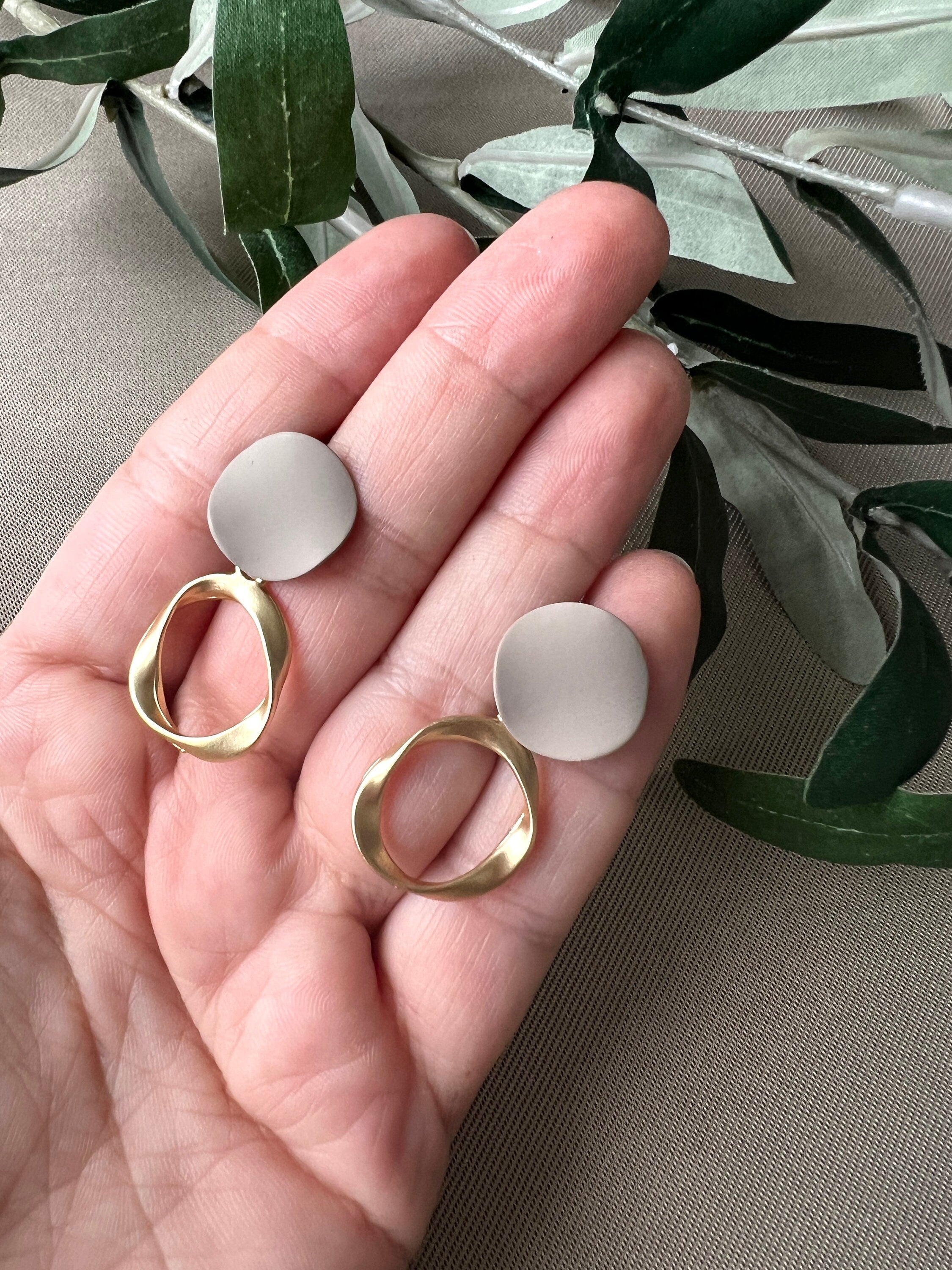 moderne Ohrringe, schlicht und minimalistisch, rund, gold und beige, elegant, leicht, matt, Tropfen Ohrringe-Ohrringe-Schmuckblüte