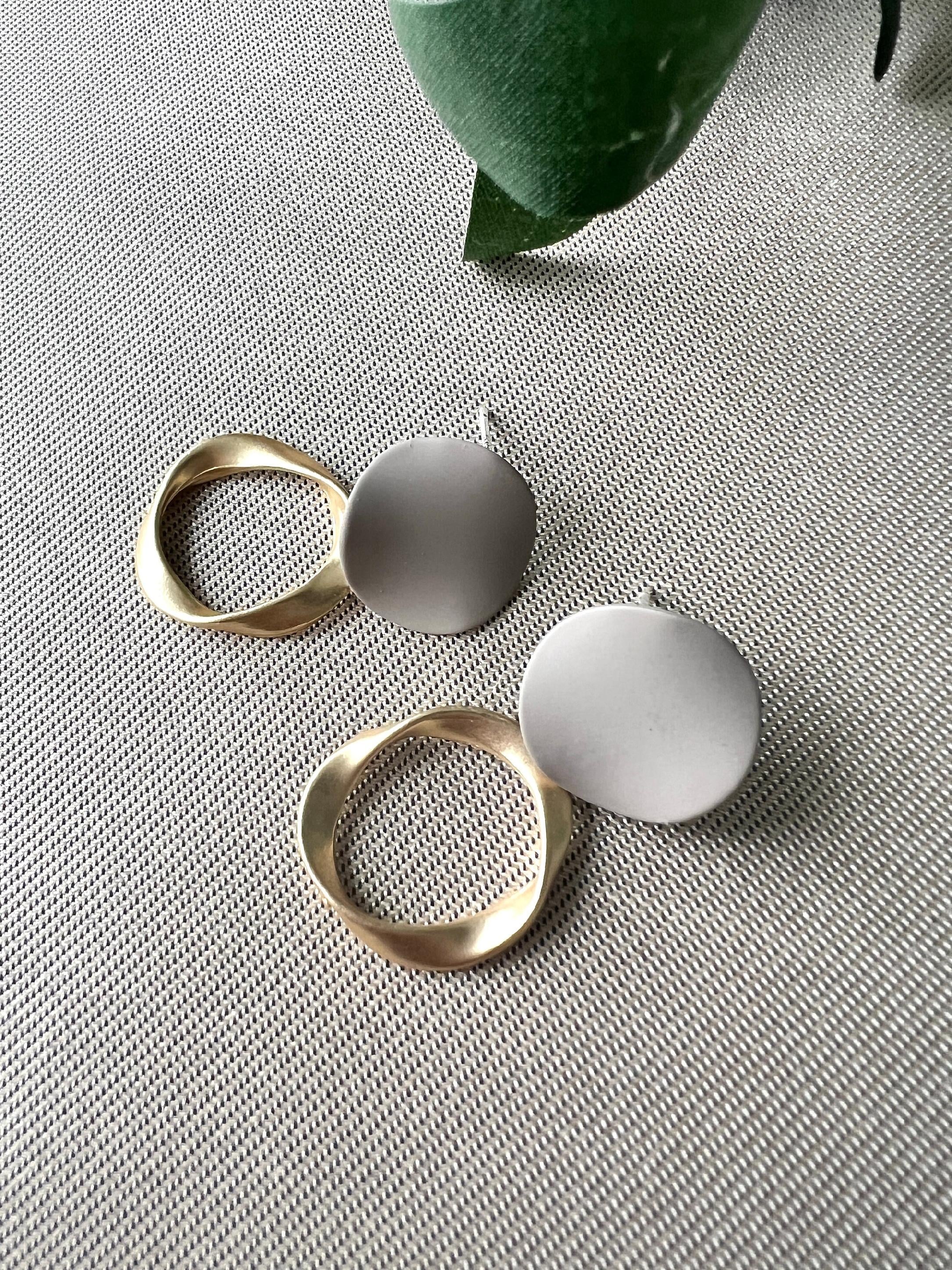 moderne Ohrringe, schlicht und minimalistisch, rund, gold und beige, elegant, leicht, matt, Tropfen Ohrringe-Ohrringe-Schmuckblüte