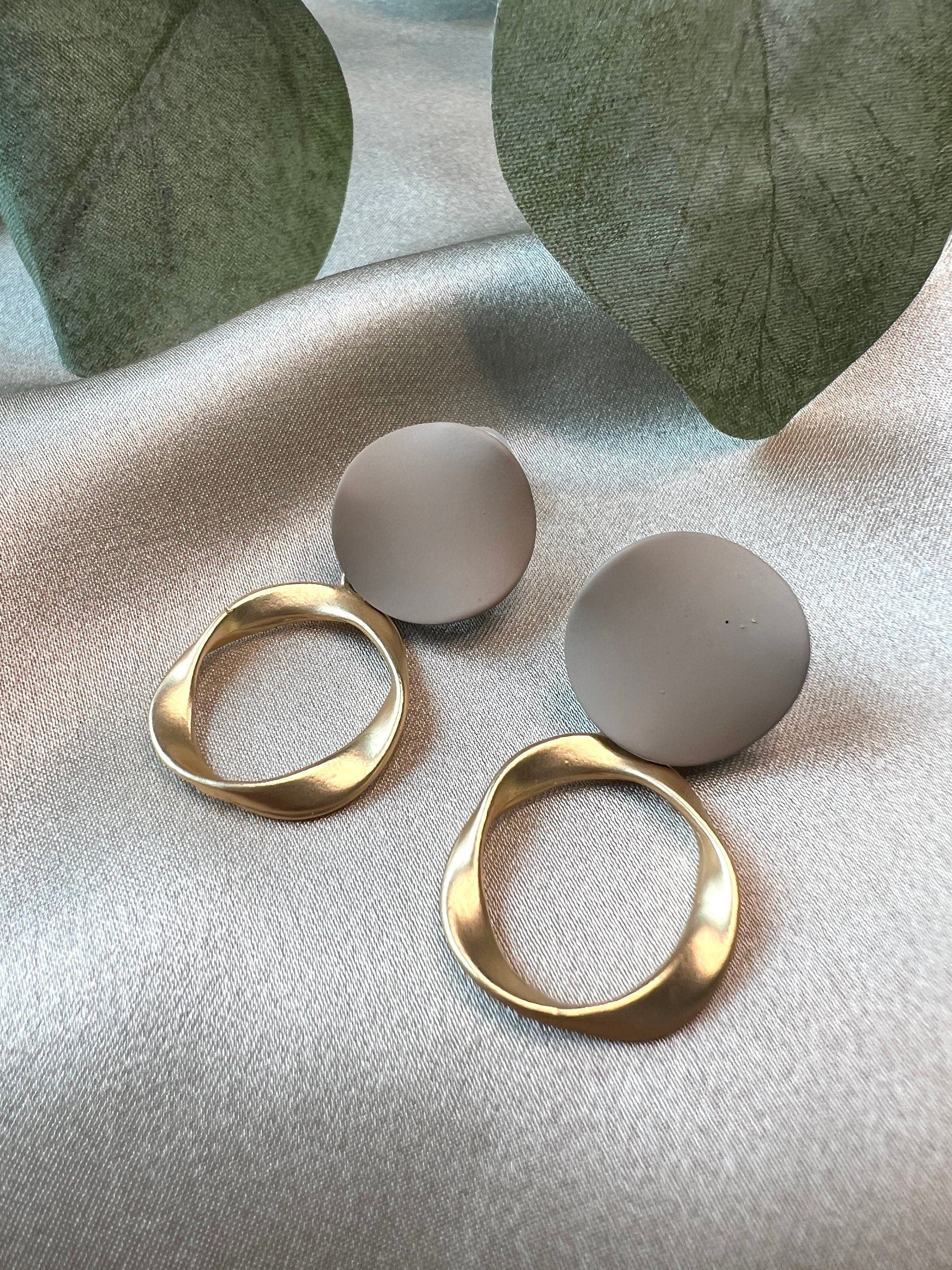 moderne Ohrringe, schlicht und minimalistisch, rund, gold und beige, elegant, leicht, matt, Tropfen Ohrringe-Ohrringe-Schmuckblüte