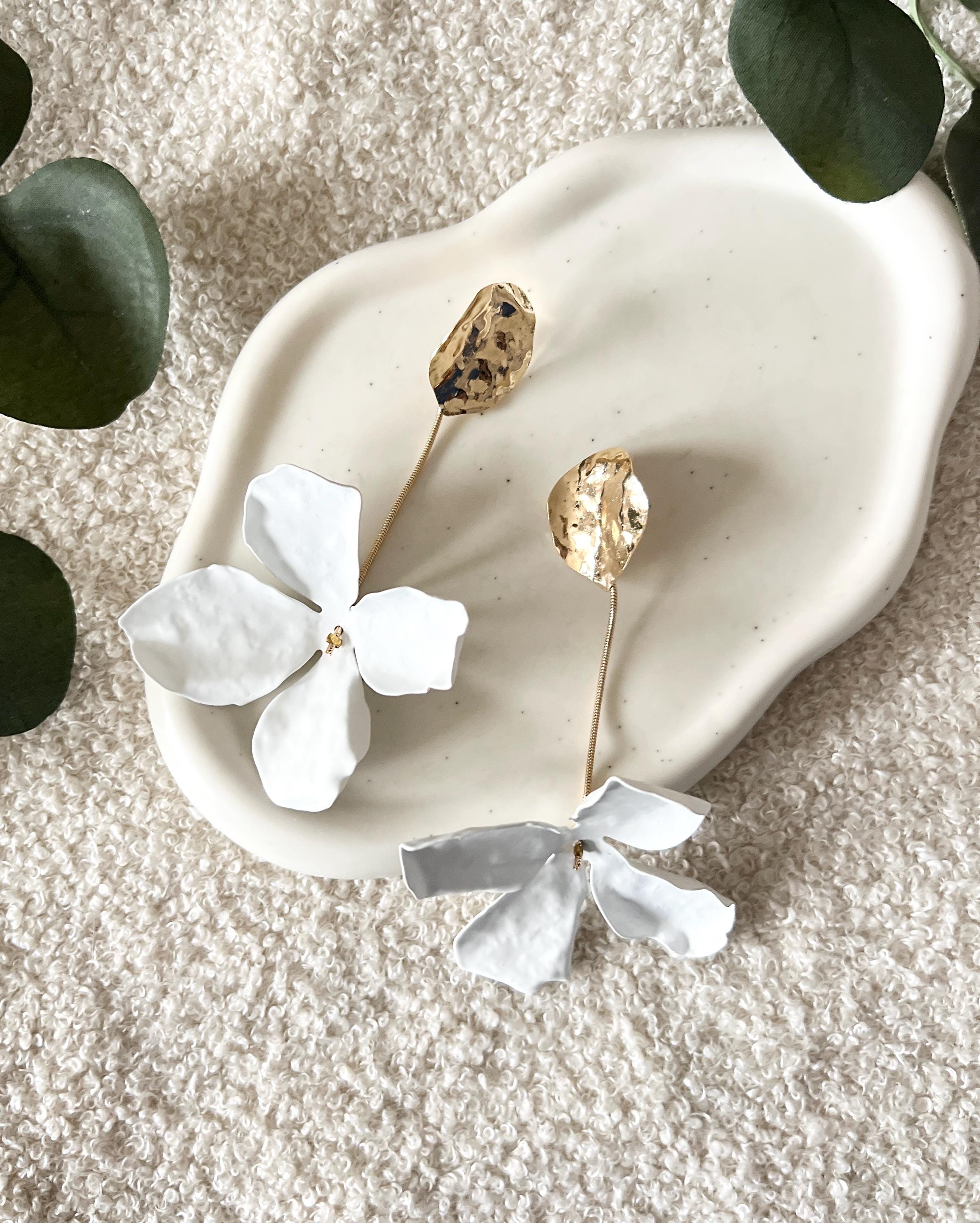 moderne lange Hängeohrringe, Braut Ohrringe, Brautschmuck, große weiße Blätter, Gold Details, Ohrstecker Standesamt, elegante Brautohrringe