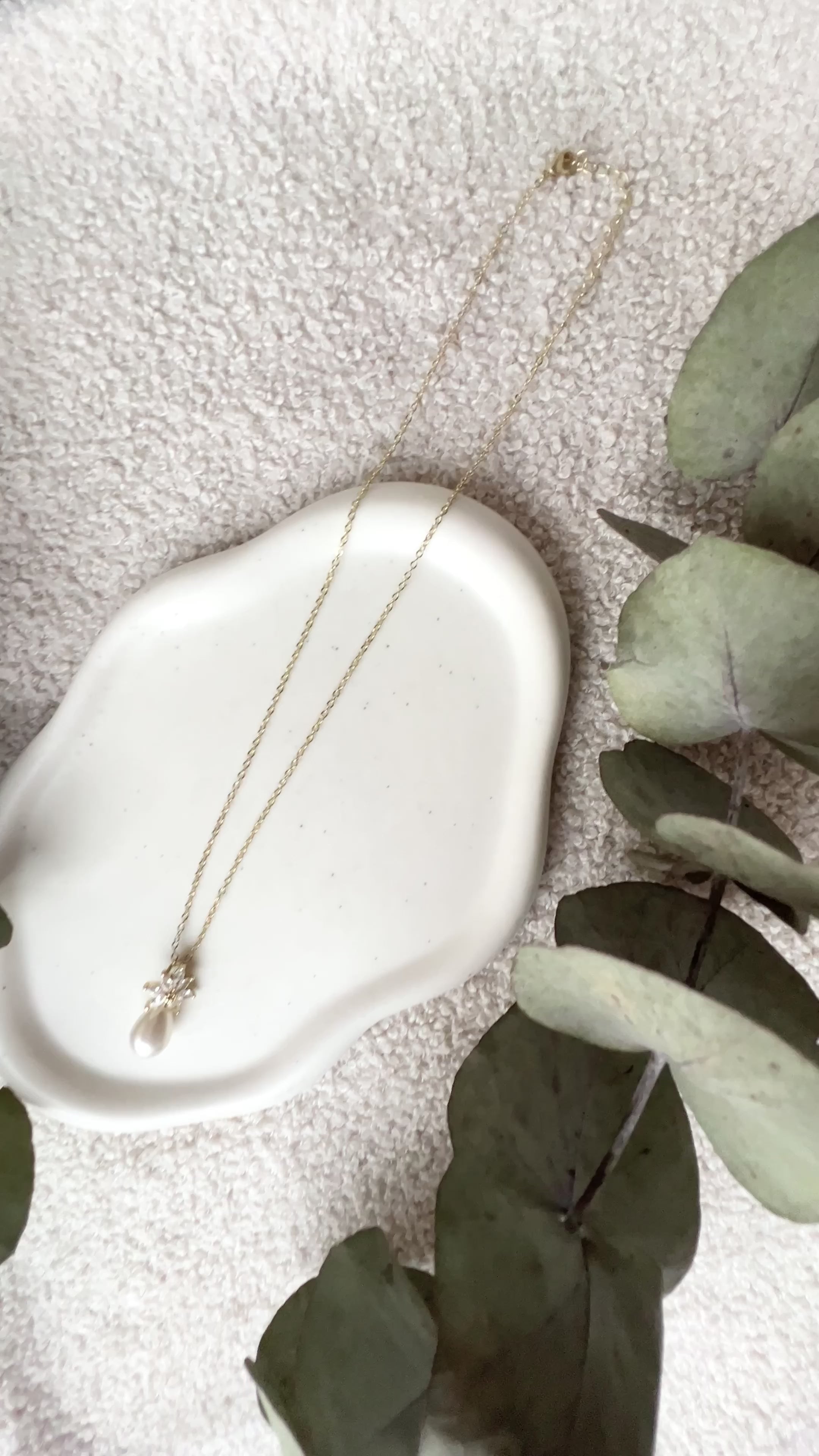 Halskette mit Perlenanhaenger, Gold, Perlenschmuck, Brauthalskette, feine Perlenhalskette, Brautschmuck, Schmuck für die Hochzeit, Schmuckbluete