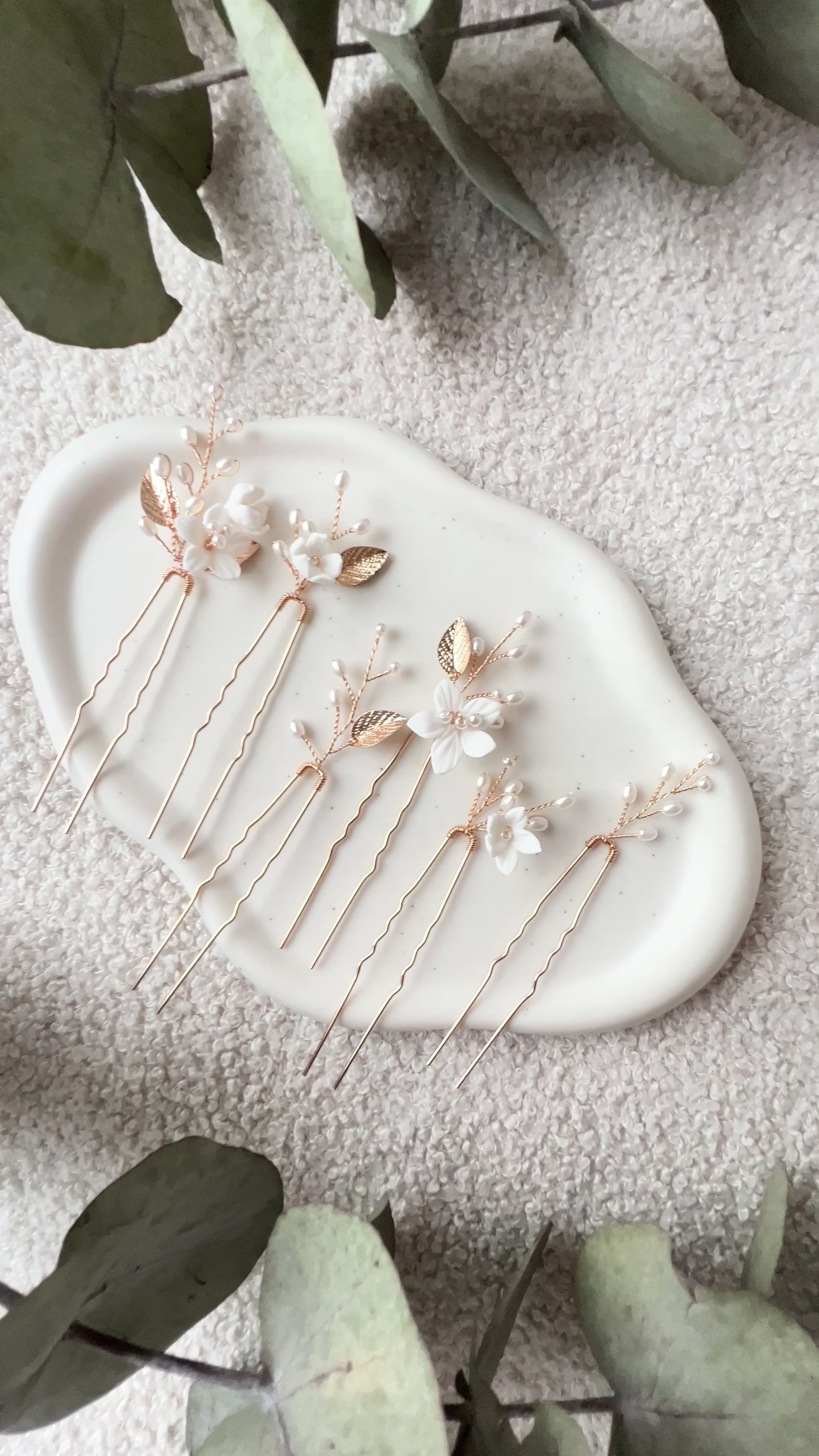 Haarnadeln mit zarten Blüten und weißen Perlen, Set 6 Stück, Brautschmuck fuer die Haare, Haarschmuck für die Hochzeit, hochwertiger Brauthaarschmuck, Perlenschmuck, Frisur Brautjungfer und Trauzeuginnen, elegante Haarspangen