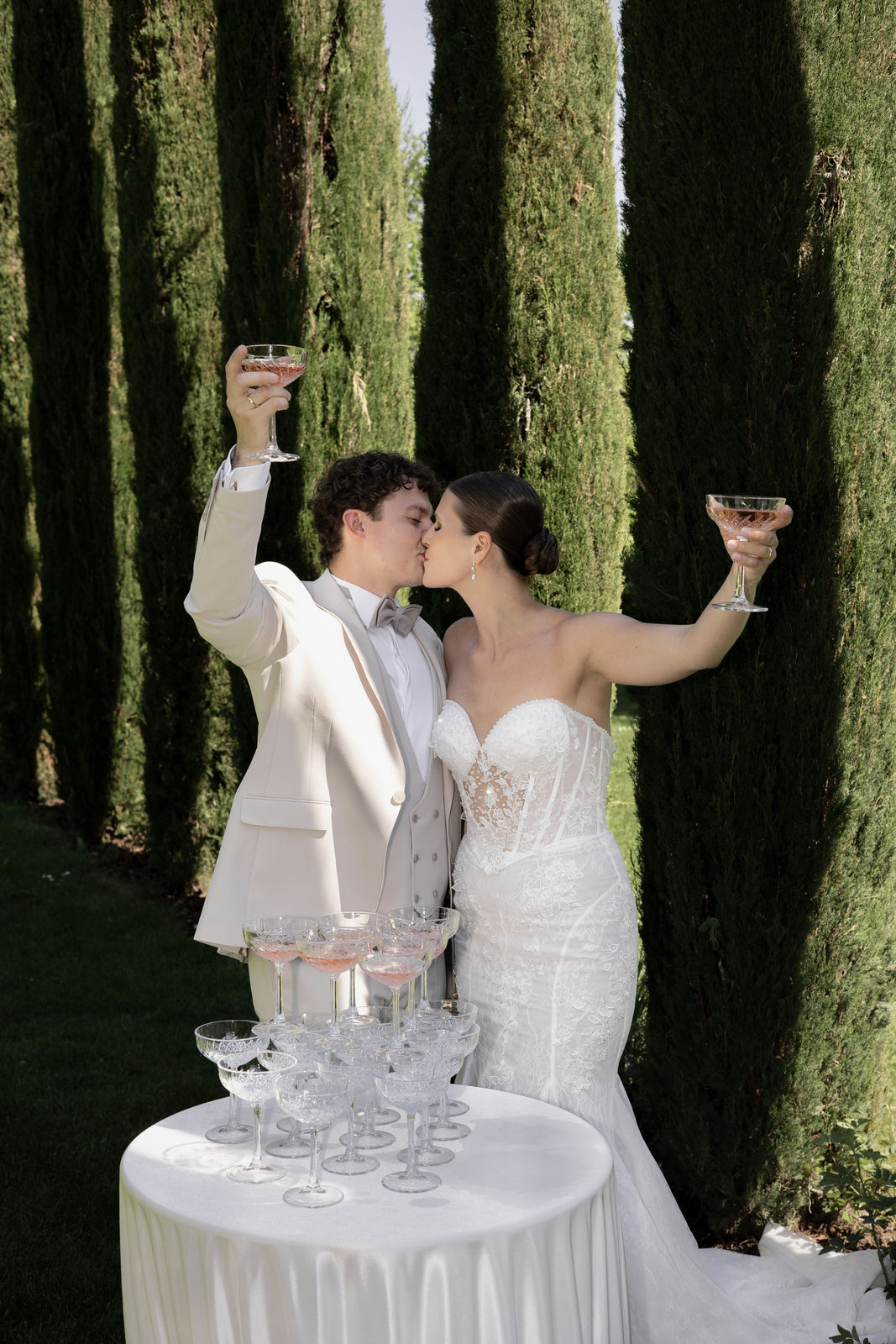Feine Perlenohrringe, goldene Ohrringe, glaenzende Ohrstecker, funkelnde Steine, feiner Brautschmuck, hochwertiger Perlenschmuck, Haengeohrringe, edler Hochzeitsschmuck, elegante Brautohrringe, Schmuck Hochzeit, Damenohrringe, Weddinginspiration, Bridalinspo