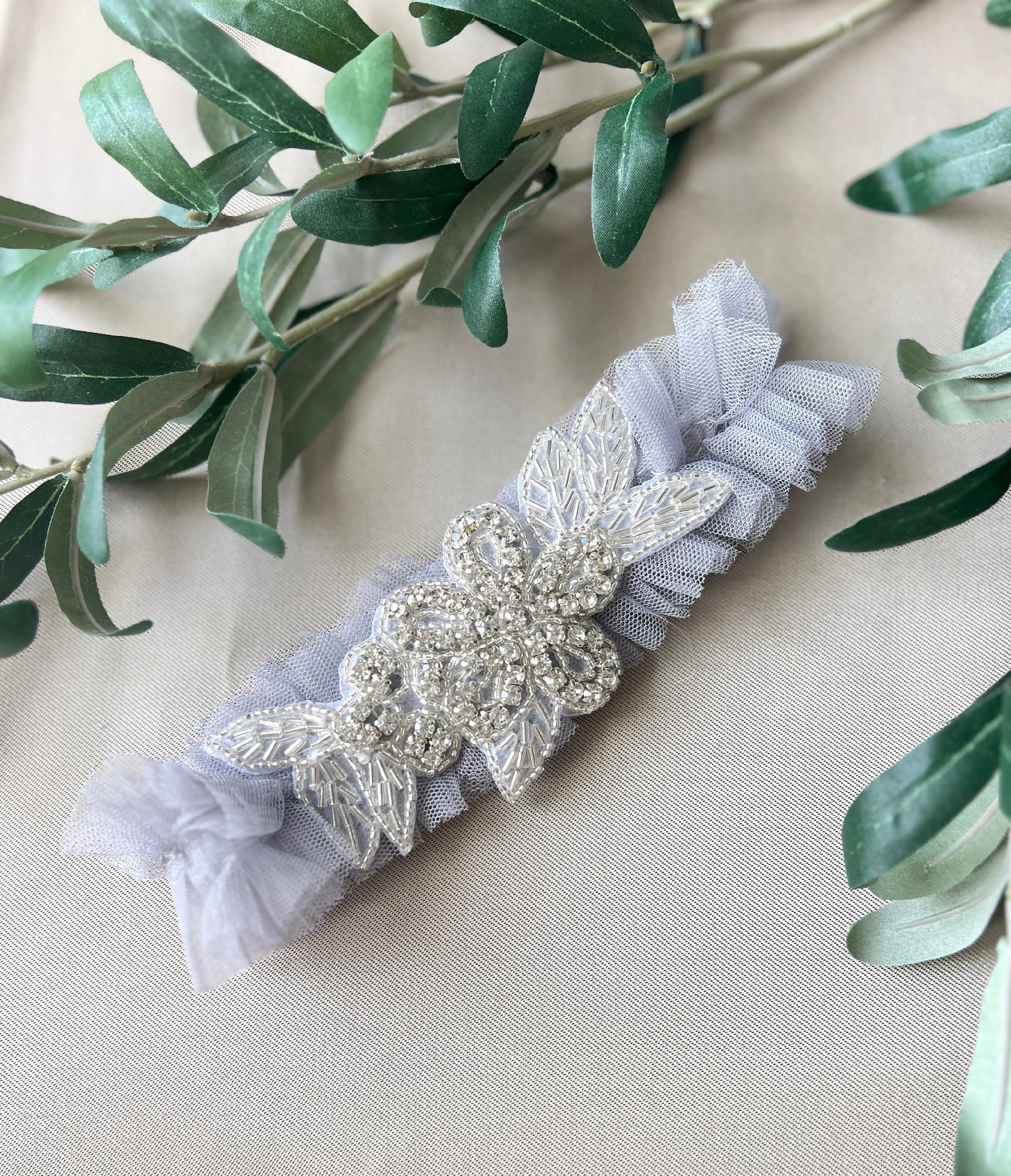 Strumpfband Tüll mit Silber Perlen, grau mit leichtem blau/lila Stich, Braut Zubehör, Hochzeit floral-Strumpfbänder-Schmuckblüte