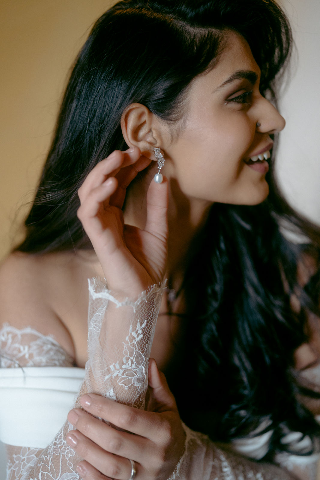 Braut Ohrringe, Silber, glänzende Cubic Zirconia Steine, weiße ovale Perlen, Brautschmuck