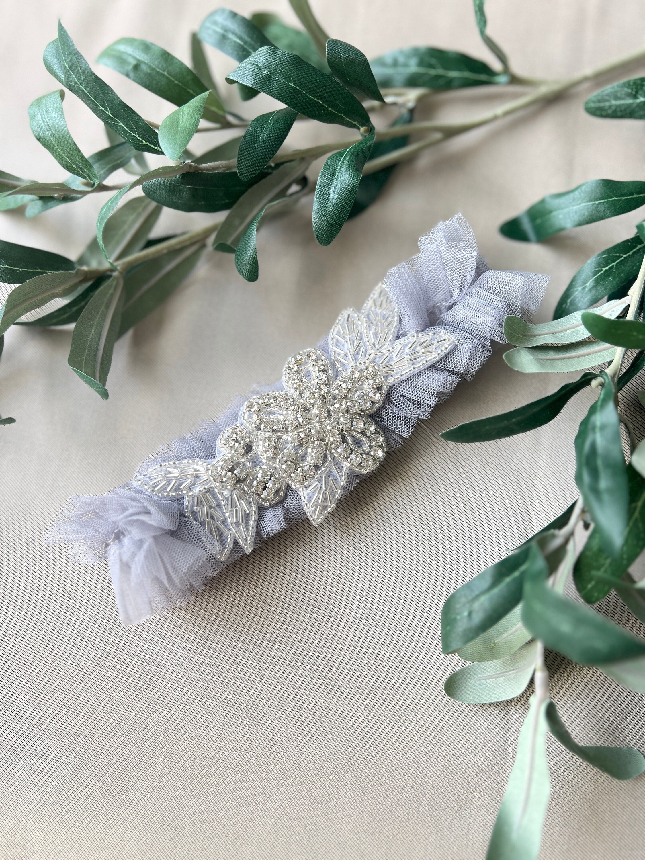 Strumpfband Tüll mit Silber Perlen, grau mit leichtem blau/lila Stich, Braut Zubehör, Hochzeit floral-Strumpfbänder-Schmuckblüte