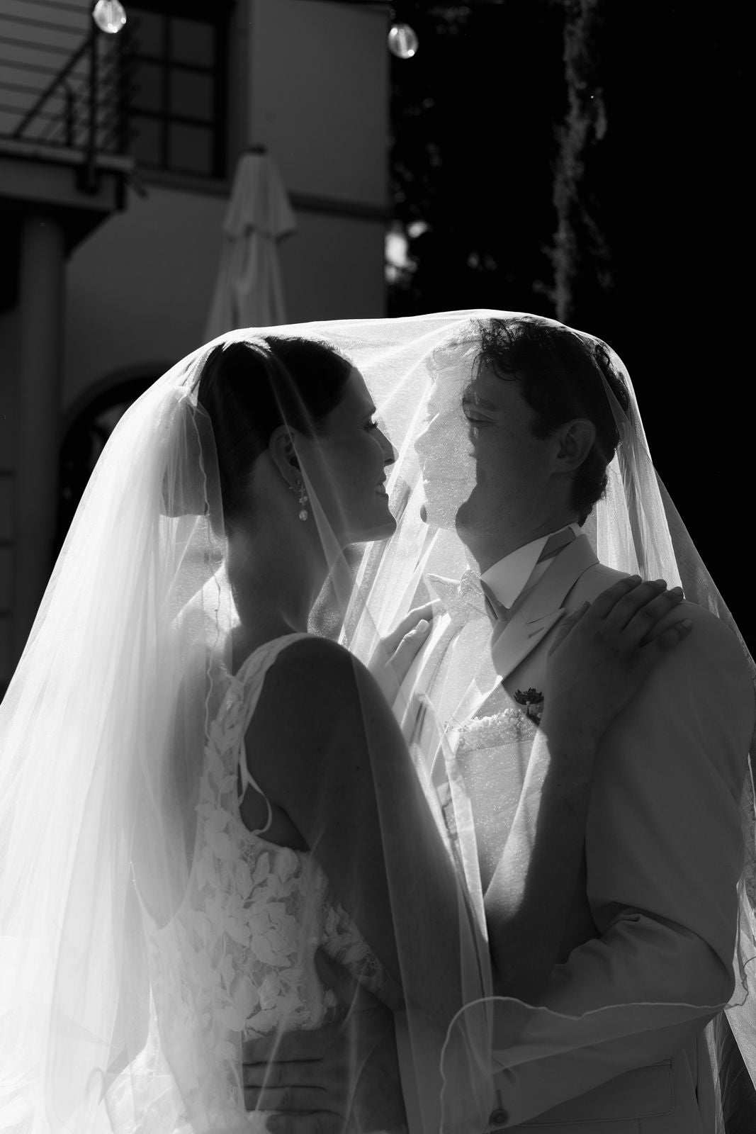 Feine Perlenohrringe, goldene Ohrringe, glaenzende Ohrstecker, funkelnde Steine, feiner Brautschmuck, hochwertiger Perlenschmuck, Haengeohrringe, edler Hochzeitsschmuck, elegante Brautohrringe, Schmuck Hochzeit, Damenohrringe, Weddinginspiration, Bridalinspo