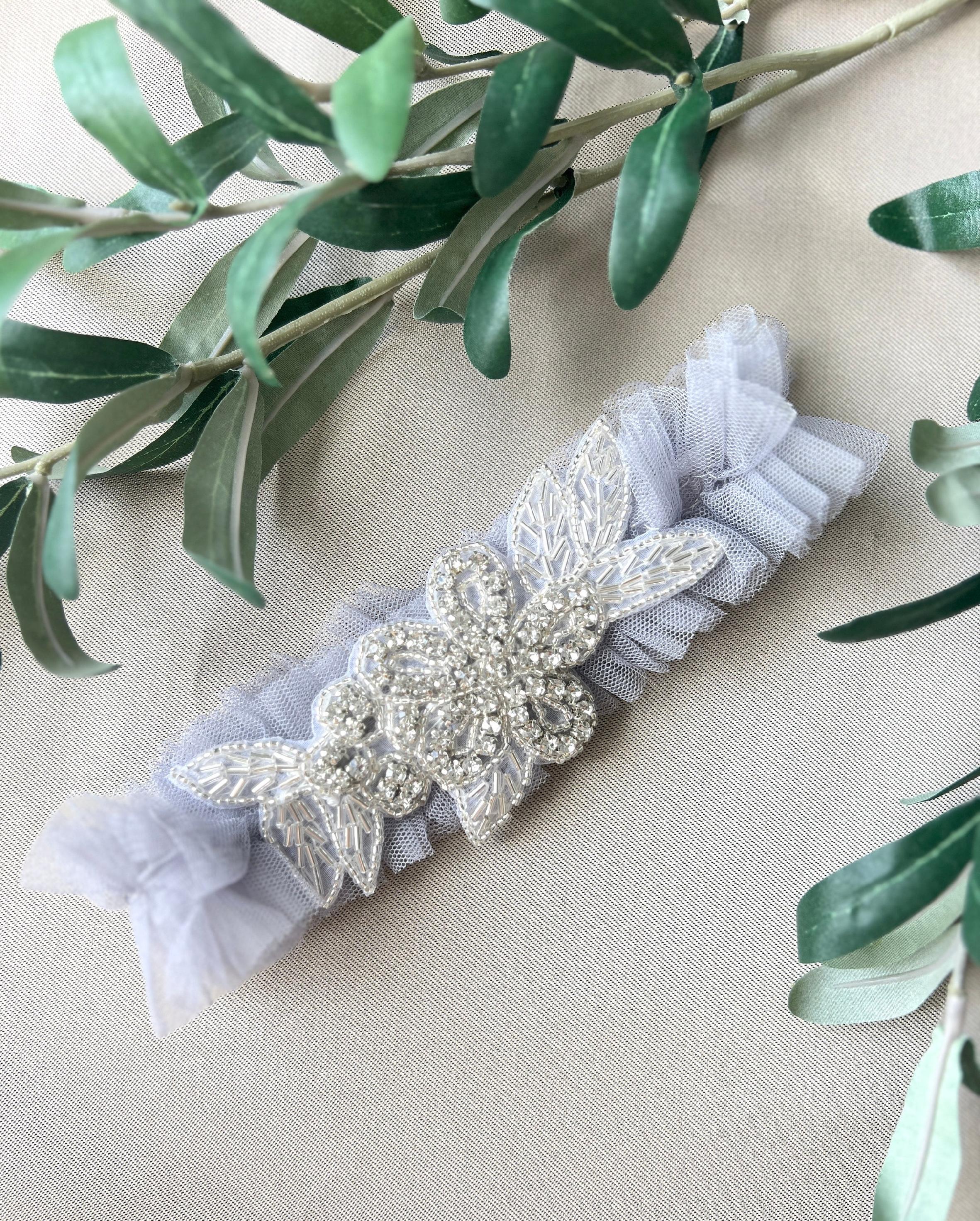 Strumpfband Tüll mit Silber Perlen, grau mit leichtem blau/lila Stich, Braut Zubehör, Hochzeit floral-Strumpfbänder-Schmuckblüte