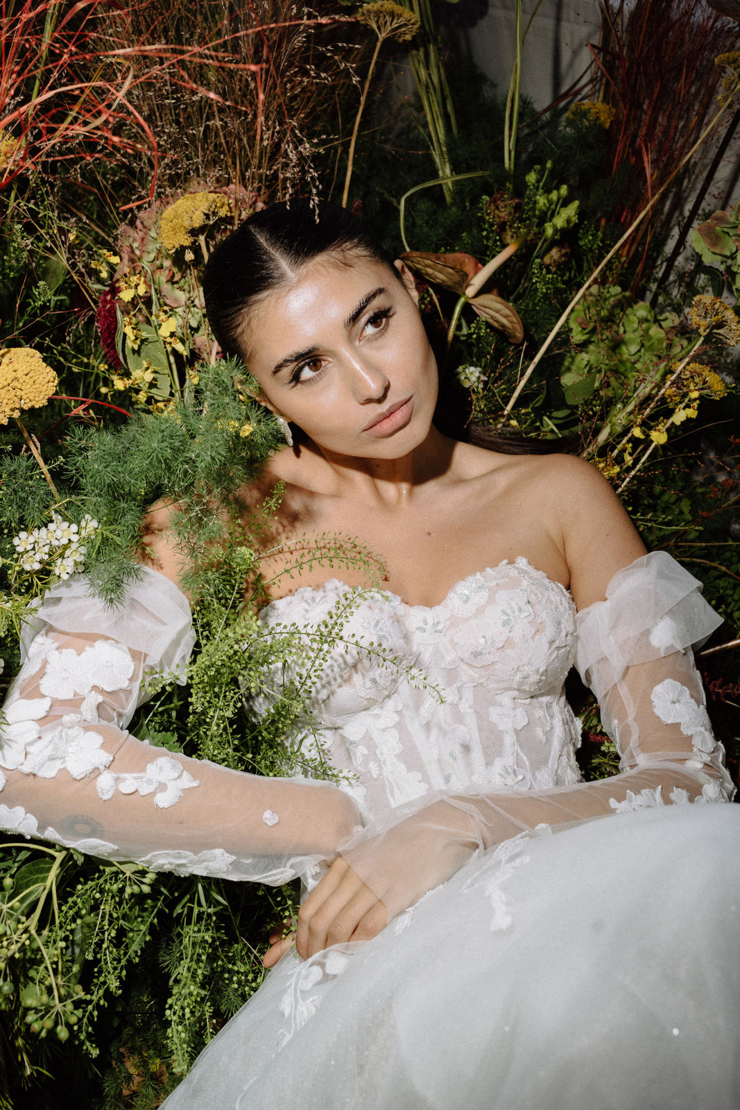 Blüten Ohrringe, Weiß, Perlmuttoptik, große Ohrstecker, Brautschmuck, Brautohrringe