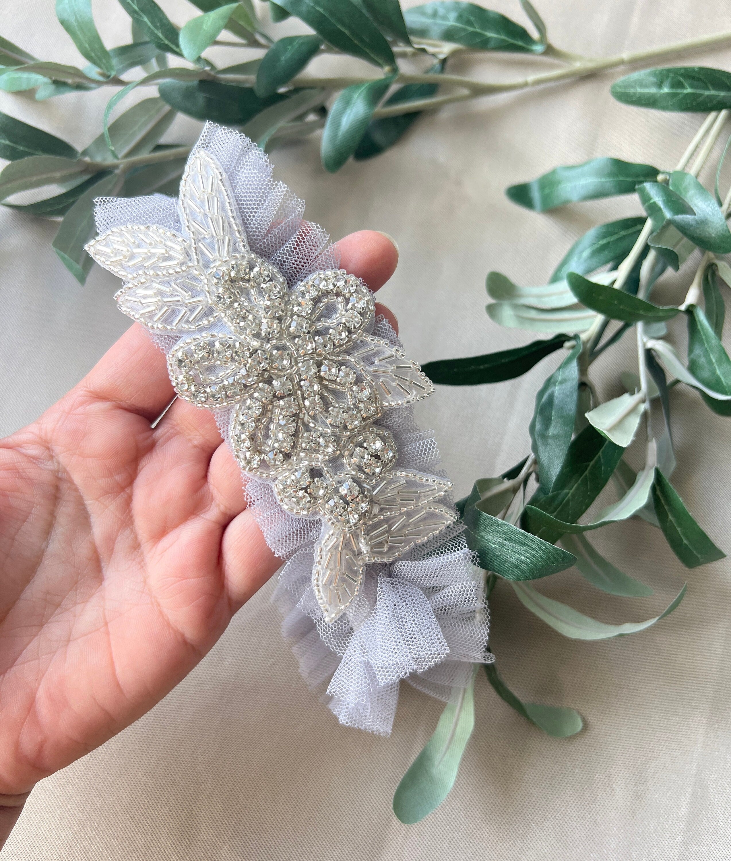 Strumpfband Tüll mit Silber Perlen, grau mit leichtem blau/lila Stich, Braut Zubehör, Hochzeit floral-Strumpfbänder-Schmuckblüte