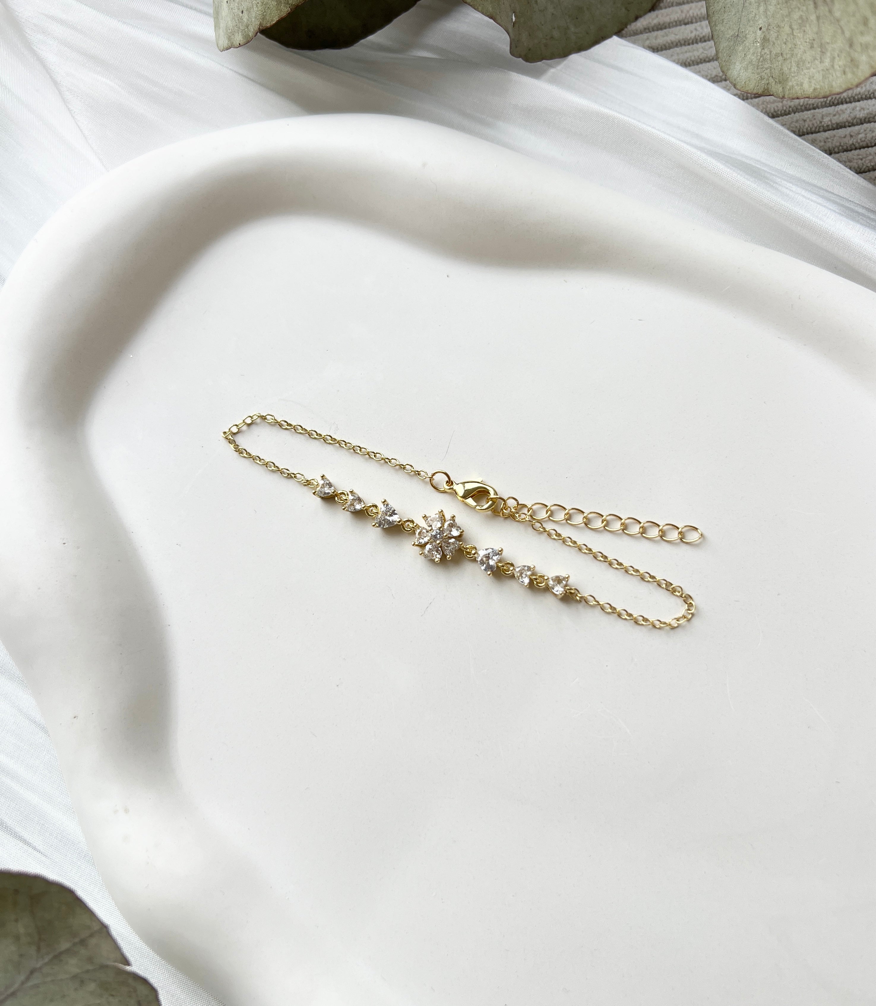 Armband, Gold, goldenes Brautarmband, Schmuck Hochzeit, glaenzendes Armband mit zirkoniasteinen, Blume, verstellbare Laenge, Brautjungfer, Damenschmuck, Geschenk fuer Sie, Weihnachtsgeschenk, Geburtstagsgeschenk, goldener Brautschmuck, Brautlook, Weddinginspiration