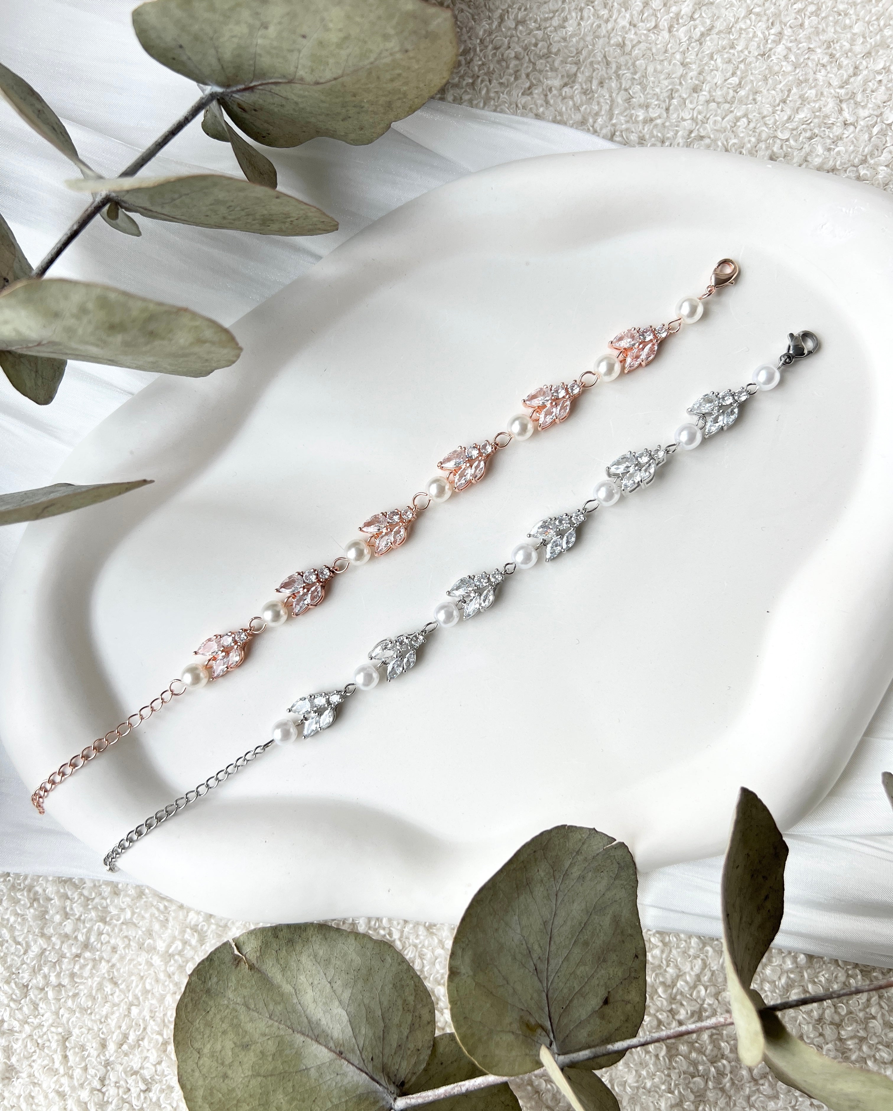 Armband mit funkelnden Steinen aus Glass und weißen Perlen, Silber oder Roségold, feiner Brautschmuck, elegantes Brautarmband, Schmuck fuer Sie, Geschenk Frauen, Hochzeit, glaenzender Armschmuck, Brautjungfer, Weihnachtsgeschenk, Perlenarmband, Perlenschmuck, Damenschmuck