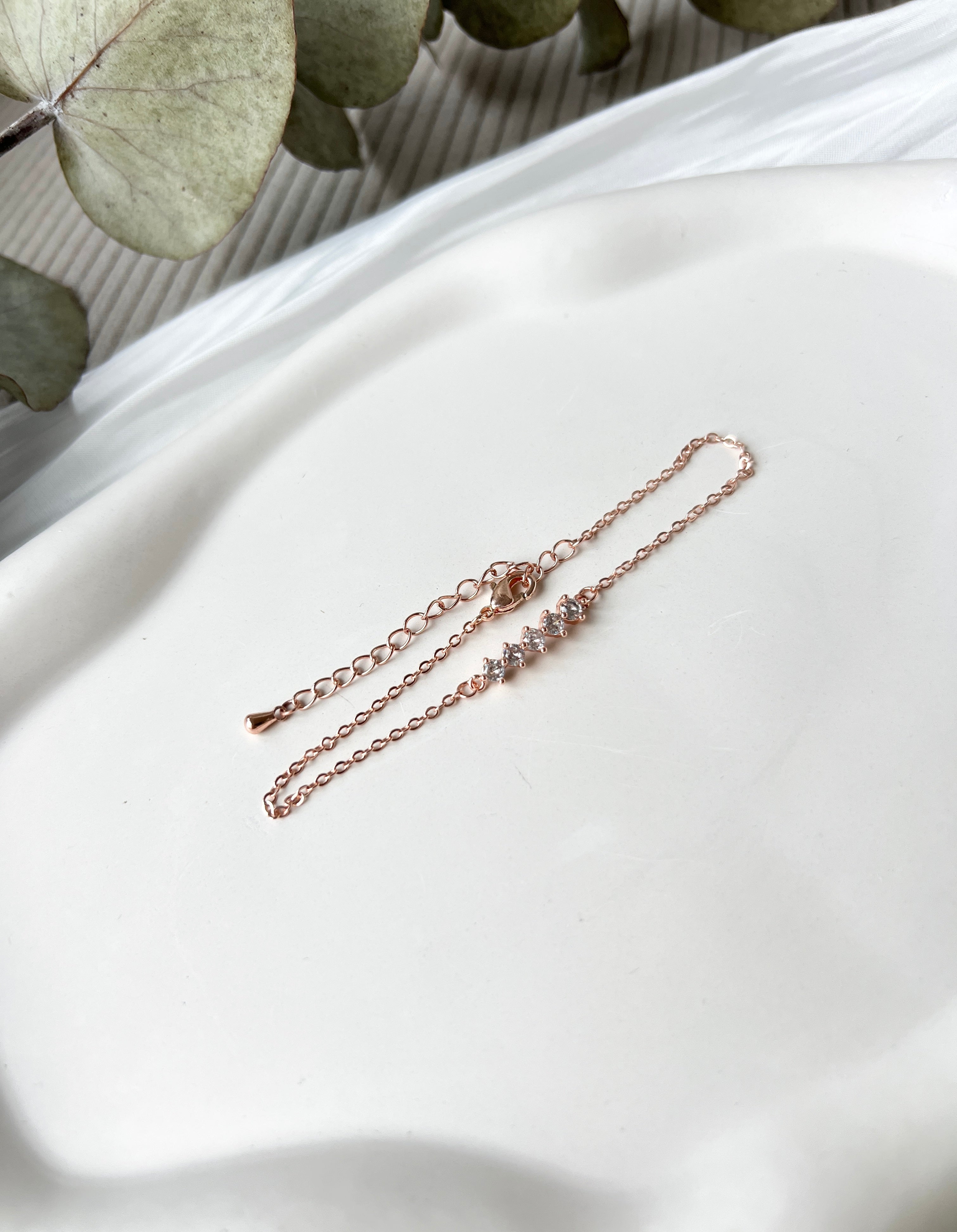 Armband, Roségold oder Silber, Roségoldenes Brautarmband, Schmuck Hochzeit, glaenzendes Armband mit Zirkoniasteinen, Blume, verstellbar, Brautjungfer, Damenschmuck, Geschenk fuer Sie, Weihnachtsgeschenk, Geburtstagsgeschenk, silberner Brautschmuck, moderner Brautlook, Weddinginspiration