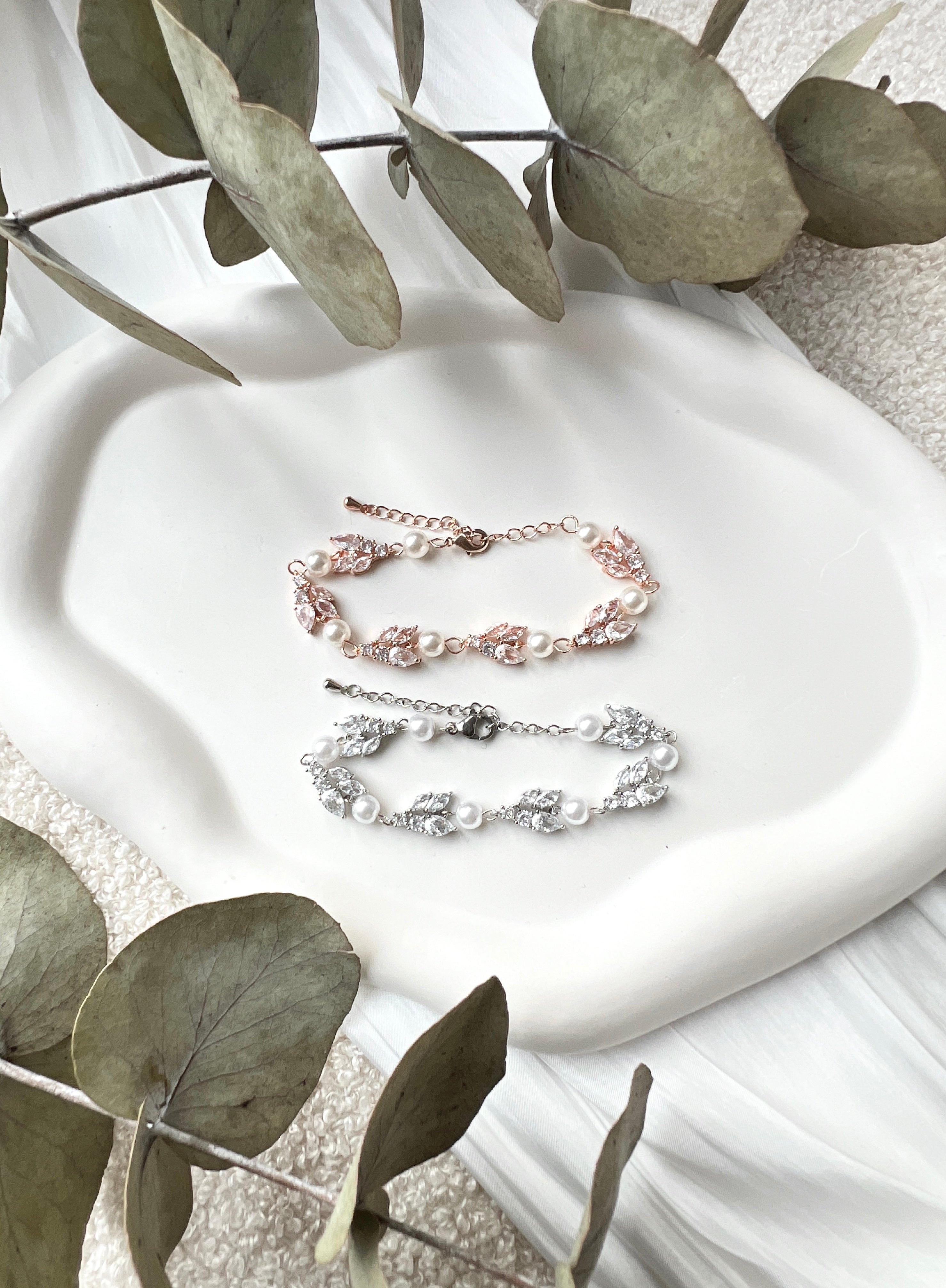 Armband mit funkelnden Steinen aus Glass und weißen Perlen, Silber oder Roségold, feiner Brautschmuck, elegantes Brautarmband, Schmuck fuer Sie, Geschenk Frauen, Hochzeit, glaenzender Armschmuck, Brautjungfer, Weihnachtsgeschenk, Perlenarmband, Perlenschmuck, Damenschmuck