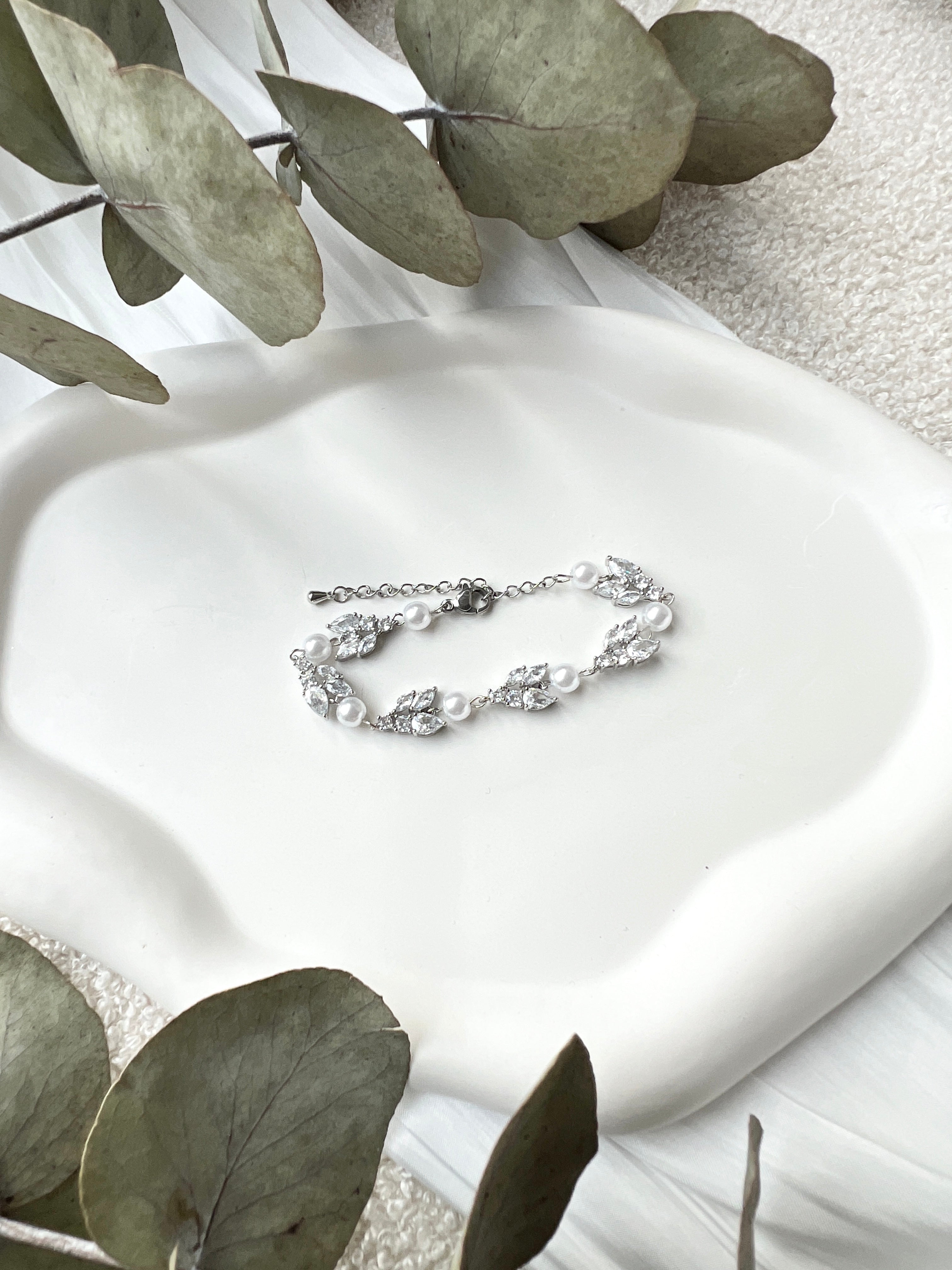 Armband mit funkelnden Steinen aus Glass und weißen Perlen, Silber oder Roségold, feiner Brautschmuck, elegantes Brautarmband, Schmuck fuer Sie, Geschenk Frauen, Hochzeit, glaenzender Armschmuck, Brautjungfer, Weihnachtsgeschenk, Perlenarmband, Perlenschmuck, Damenschmuck