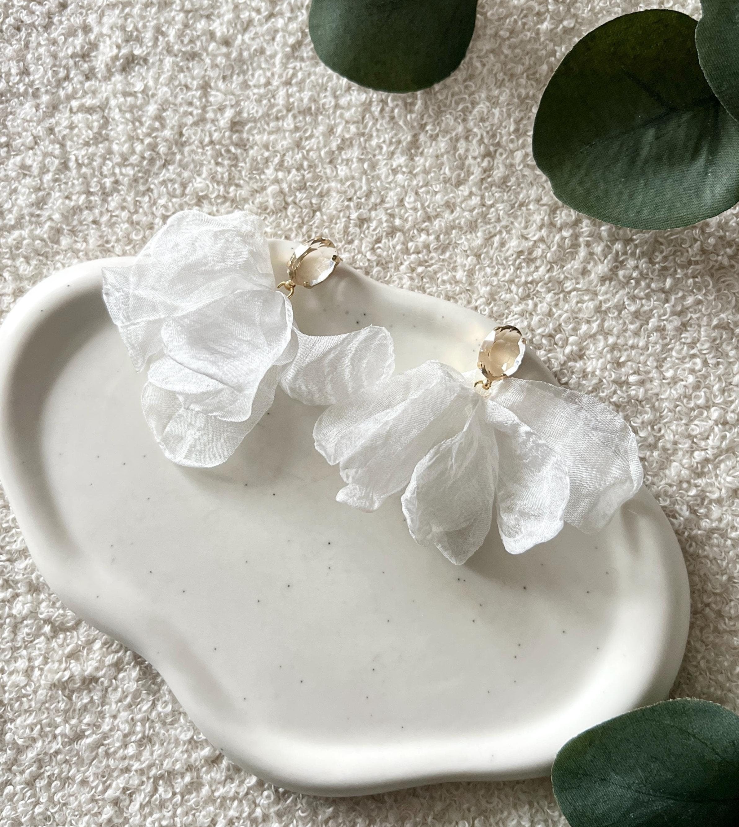 große Ohrringe, weiße Blätter aus Stoff, Brautohrringe weiß, Blütenblätter, Brautschmuck, moderne Ohrstecker Standesamt, Braut Schmuck Hochzeit 