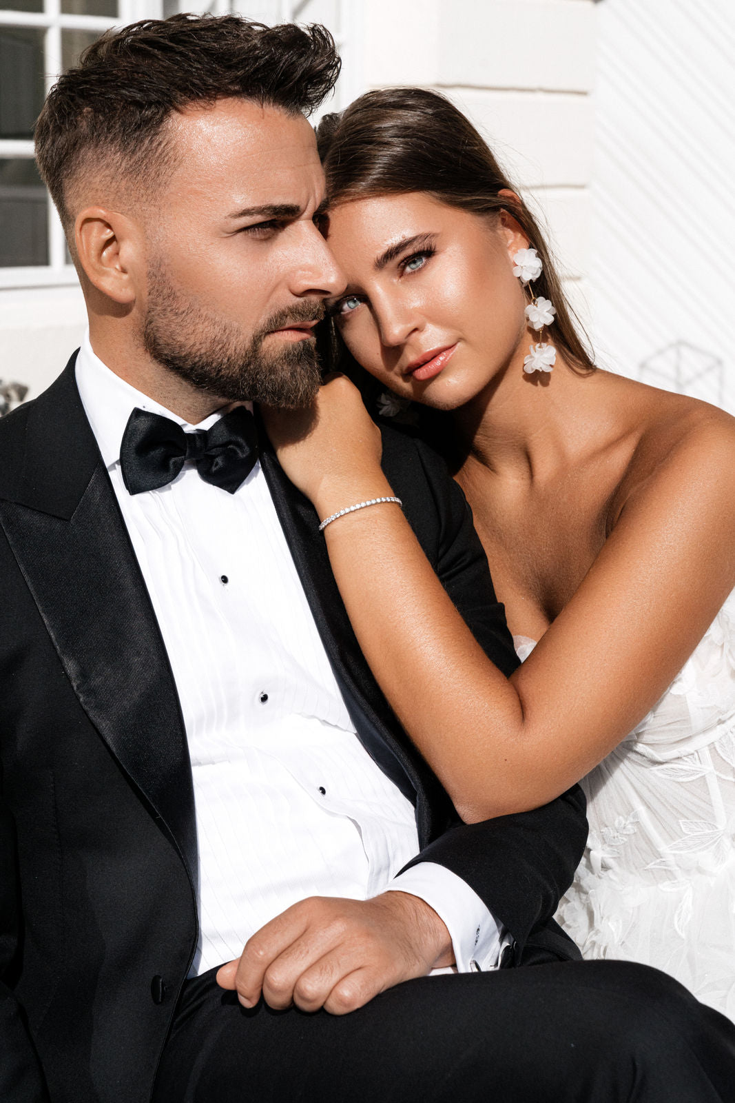 Lange Blütenohrringe, Weiße Blumen, Goldene Details, elegante Brautohrringe, feiner Brautschmuck, milchig-weiss, Hochzeitsschmuck, Schmuck Hochzeit, Statementschmuck, Ohrringe Standesamt, Blumenschmuck, Weddinginspiration, Bridalinspo, Bride to be, Earrings, Styled Shooting, modern Wedding