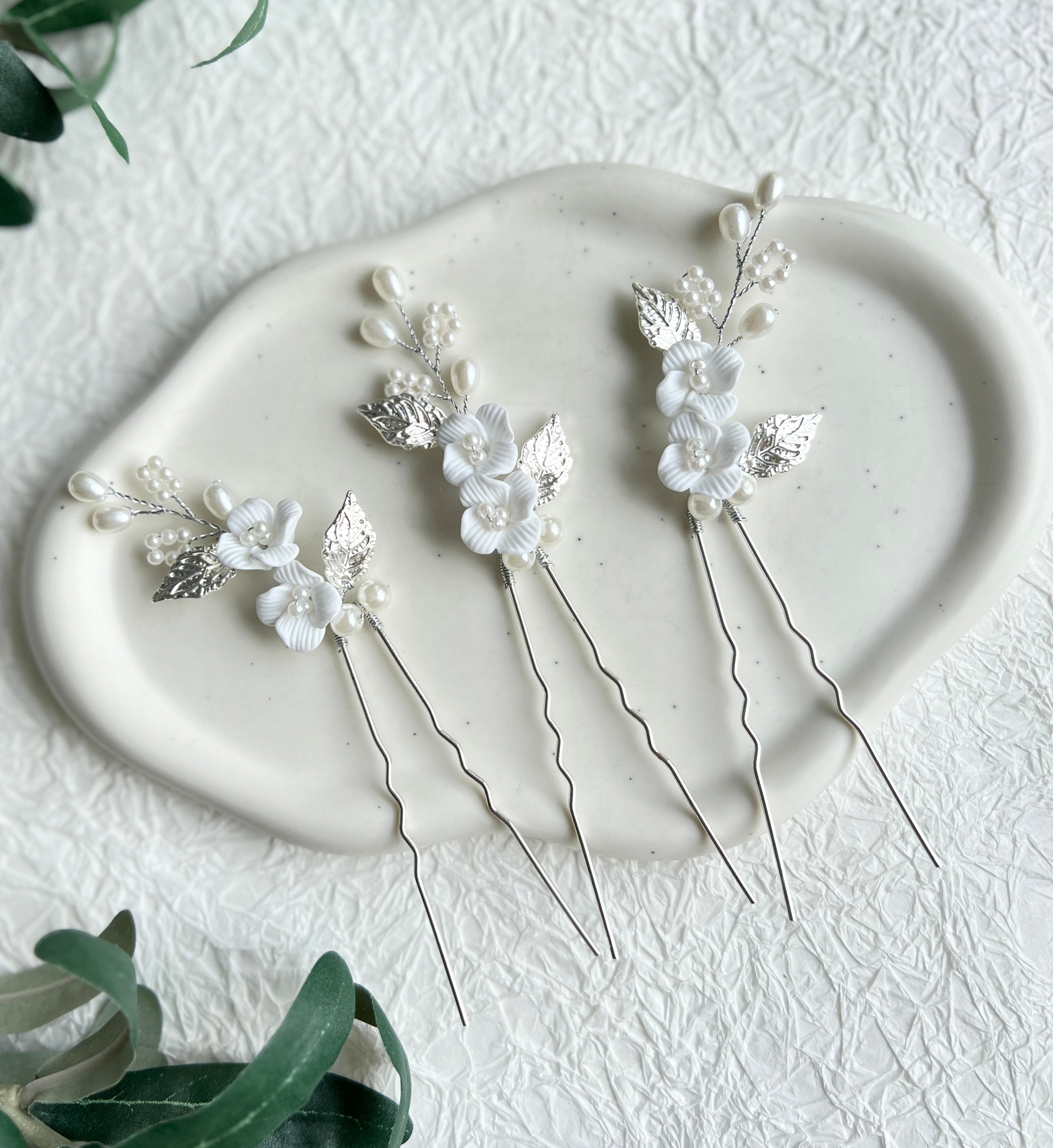 Brauthaarschmuck, Haarnadeln, 3 Stück, Silber oder Gold, Weiße Perlen, silberne oder goldene Blätter, weiße Blumen, Blumenschmuck, Brautschmuck, Brautfrisur, floraler Schmuck, Hochzeit