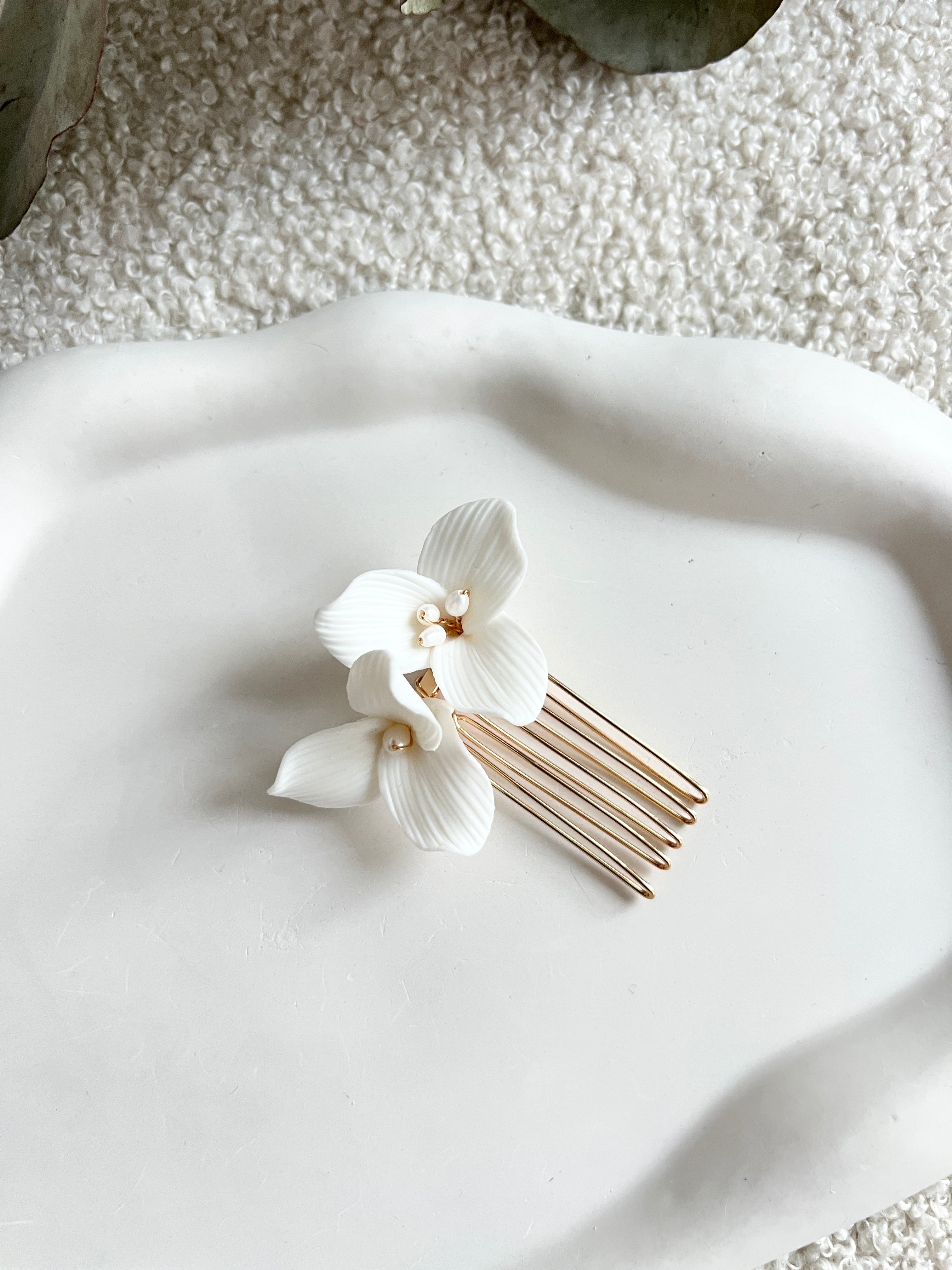 Haarkamm, Gold mit feinen weißen Keramikblüten, Blumenhaarschmuck, Brautschmuck, Standesamt, feine Blumen, weiße Perlen, Schmuck Hochzeit, goldene Haarspange, Haarschmuck, eleganter Brauthaarschmuck, Blütenschmuck, Brautfrisur, Weddinginspiration, Schmuckbluete