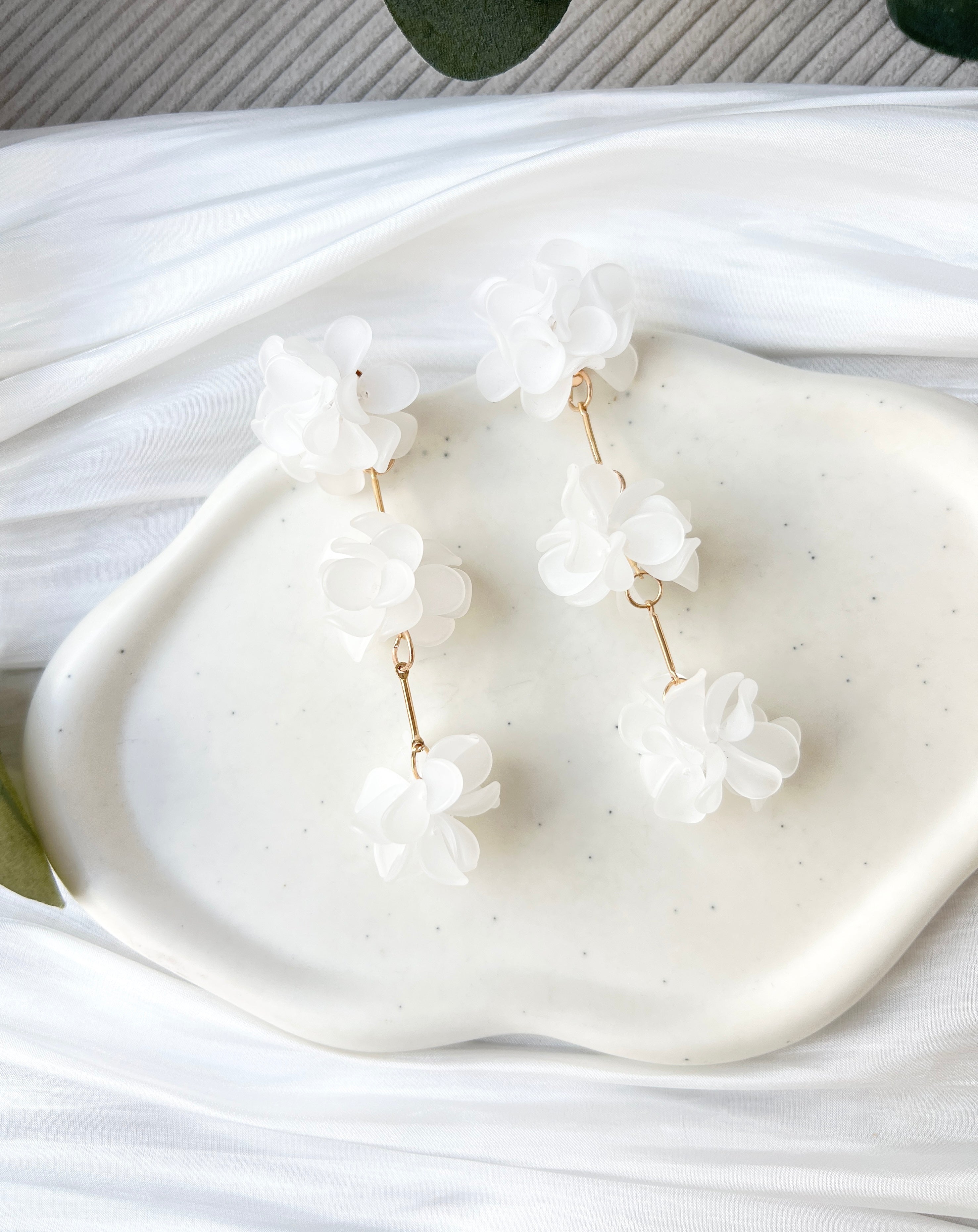 Lange Blütenohrringe, Weiße Blumen, Goldene Details, elegante Brautohrringe, feiner Brautschmuck, milchig-weiss, Hochzeitsschmuck, Schmuck Hochzeit, Statementschmuck, Ohrringe Standesamt, Blumenschmuck, Weddinginspiration, Bridalinspo, Bride to be, Earrings