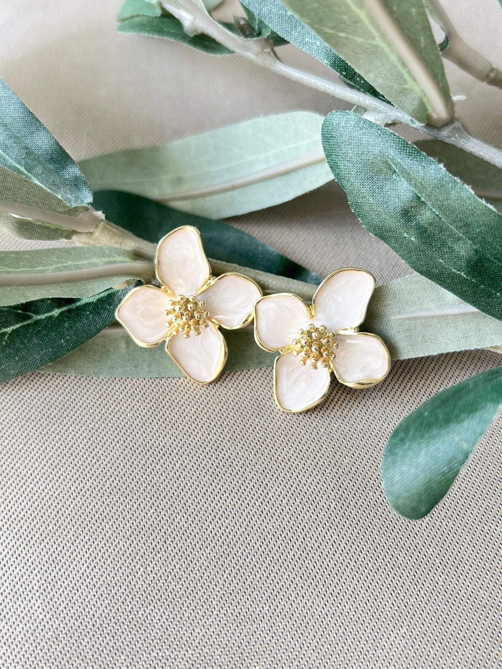 Blüten Ohrringe, gold, creme-perlmutt, Ohrstecker Braut, Trauzeugin, Brautjungfern, Brautschmuck, Brautohrringe, Hochzeit-Ohrringe-Schmuckblüte