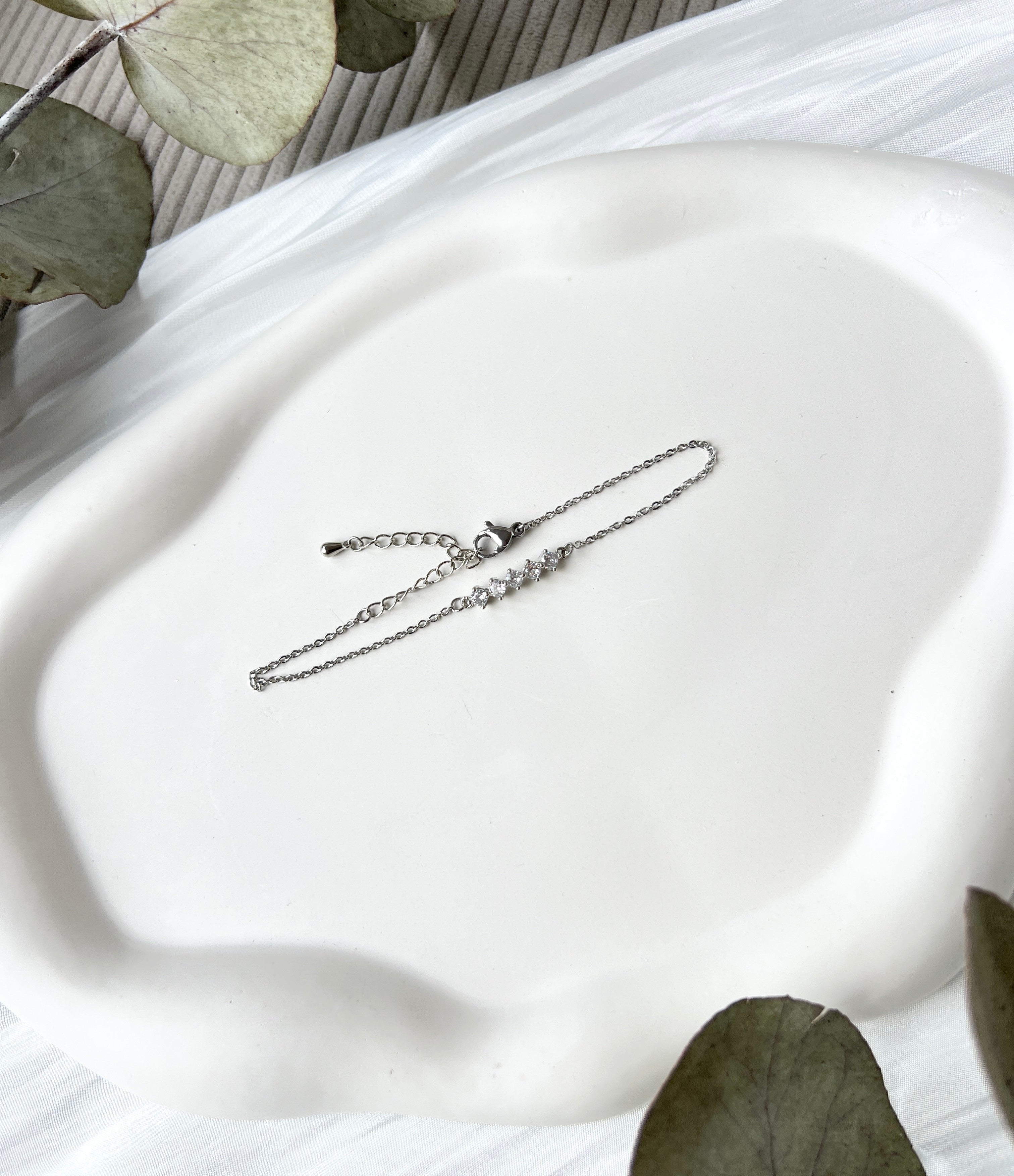 Armband, Roségold oder Silber, Roségoldenes Brautarmband, Schmuck Hochzeit, glaenzendes Armband mit Zirkoniasteinen, Blume, verstellbar, Brautjungfer, Damenschmuck, Geschenk fuer Sie, Weihnachtsgeschenk, Geburtstagsgeschenk, silberner Brautschmuck, moderner Brautlook, Weddinginspiration