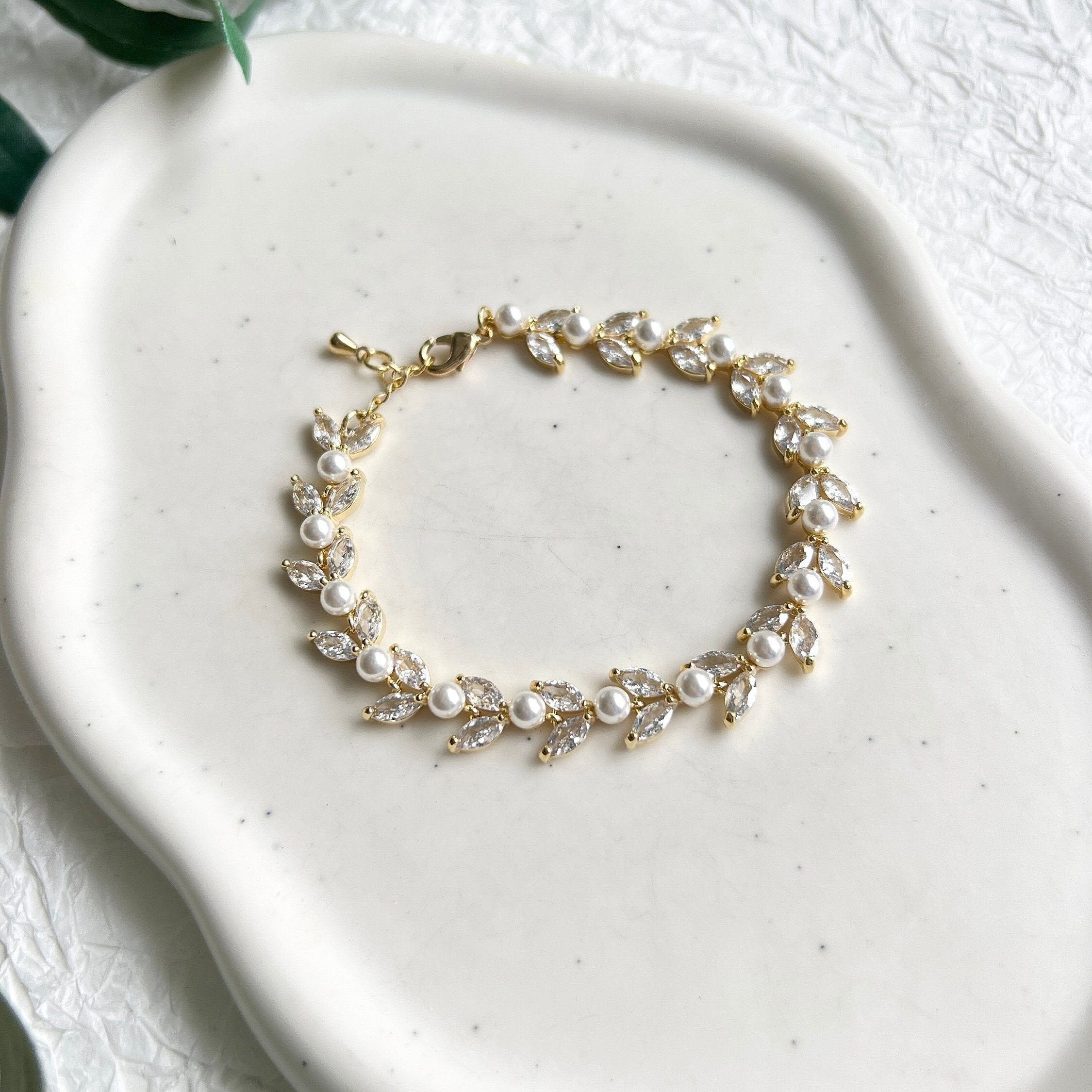 Brautarmband, Gold, Roségold oder Silber, Brautschmuck, weisse feine Perlen, Perlenschmuck, edles Perlenarmband, hochwertiger Schmuck, Hochzeit, Geschenk für Sie, Frauen