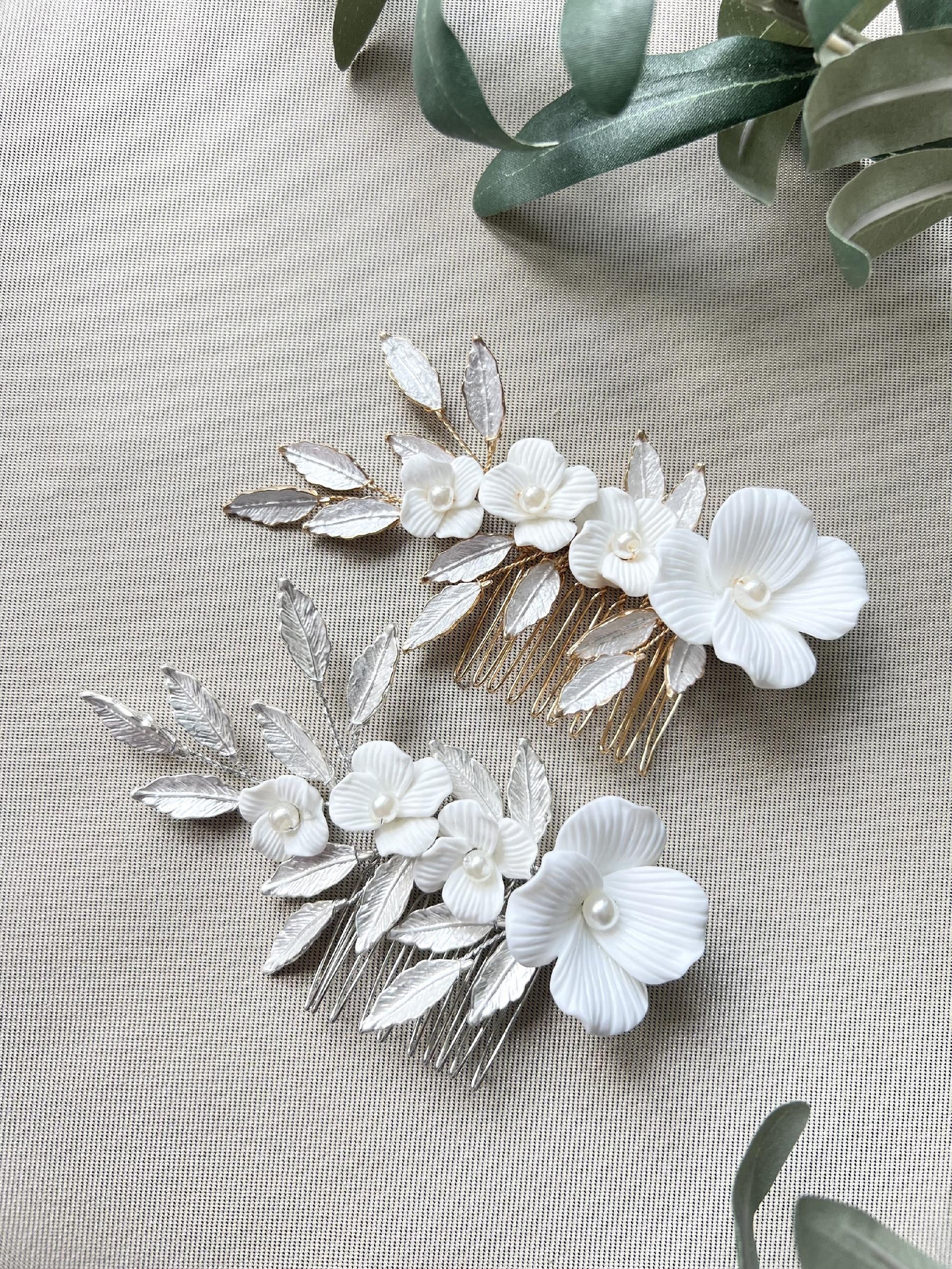 Braut Haarkamm, Blüten Silber und Gold, Haarschmuck, glänzende Blätter, weiße Couture - Gold-Brauthaarschmuck-Schmuckblüte