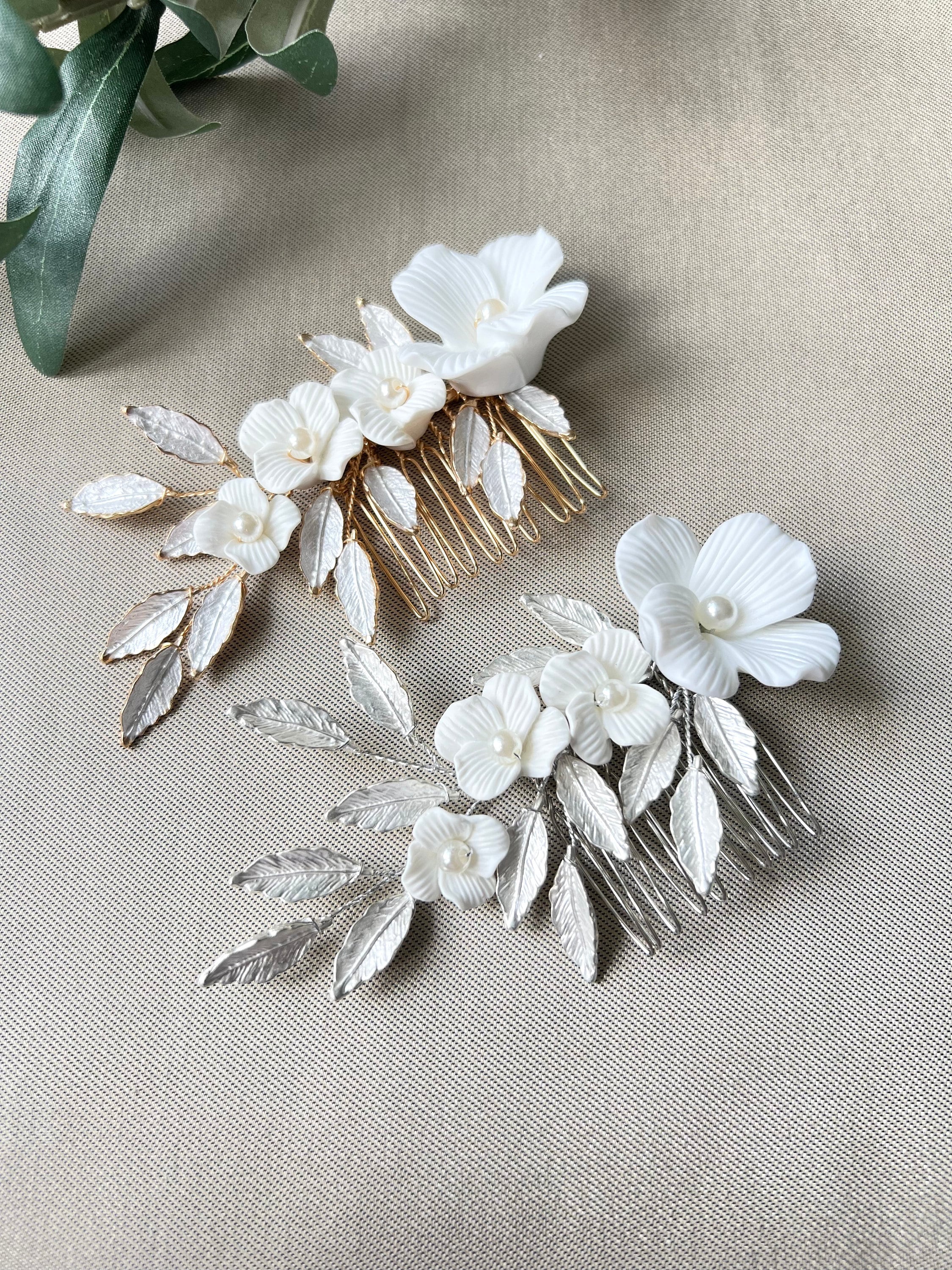 Braut Haarkamm, Blüten Silber und Gold, Haarschmuck, glänzende Blätter, weiße Couture - Gold-Brauthaarschmuck-Schmuckblüte