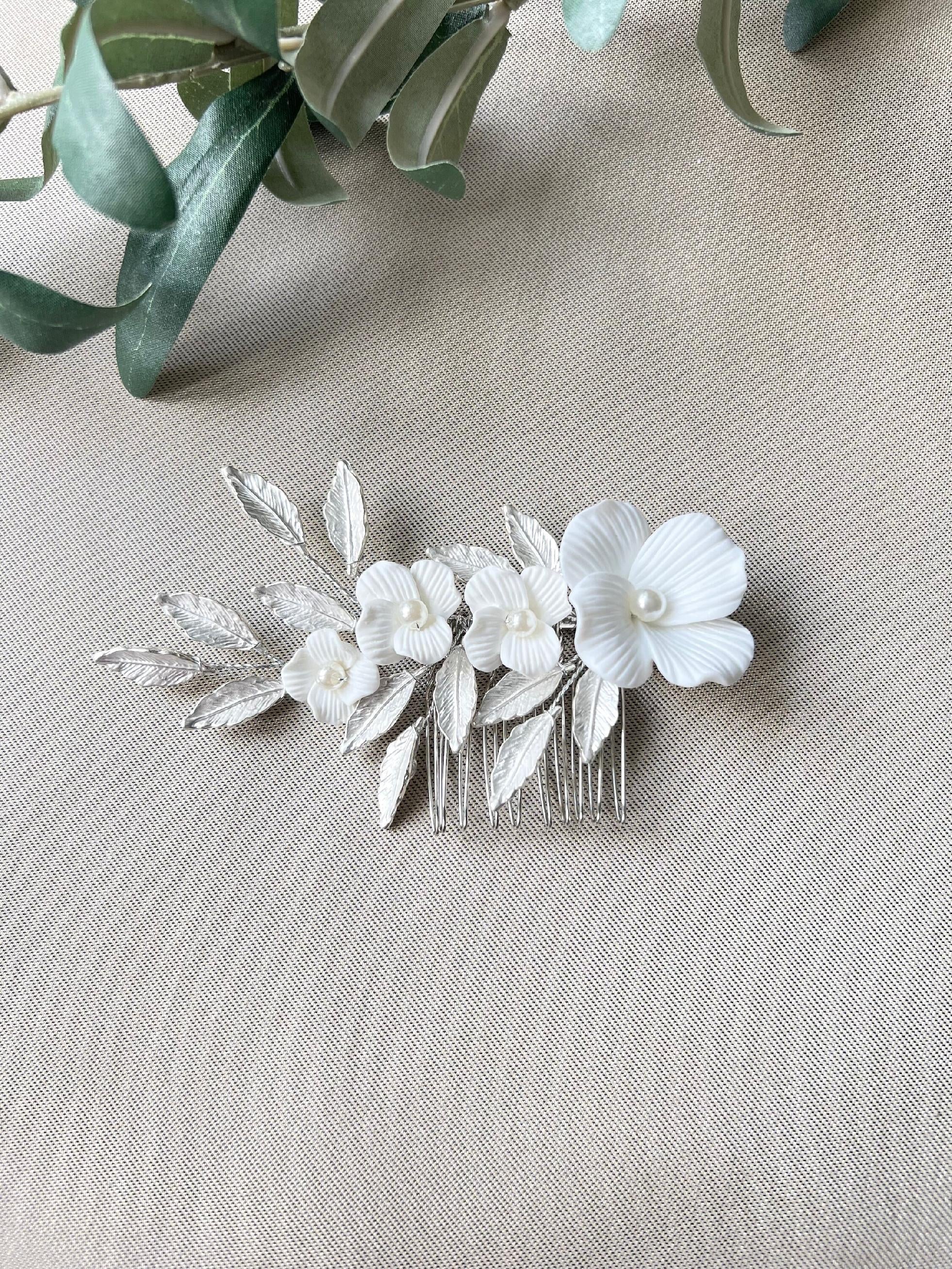 Braut Haarkamm, Blüten Silber und Gold, Haarschmuck, glänzende Blätter, weiße Couture - Silber-Brauthaarschmuck-Schmuckblüte